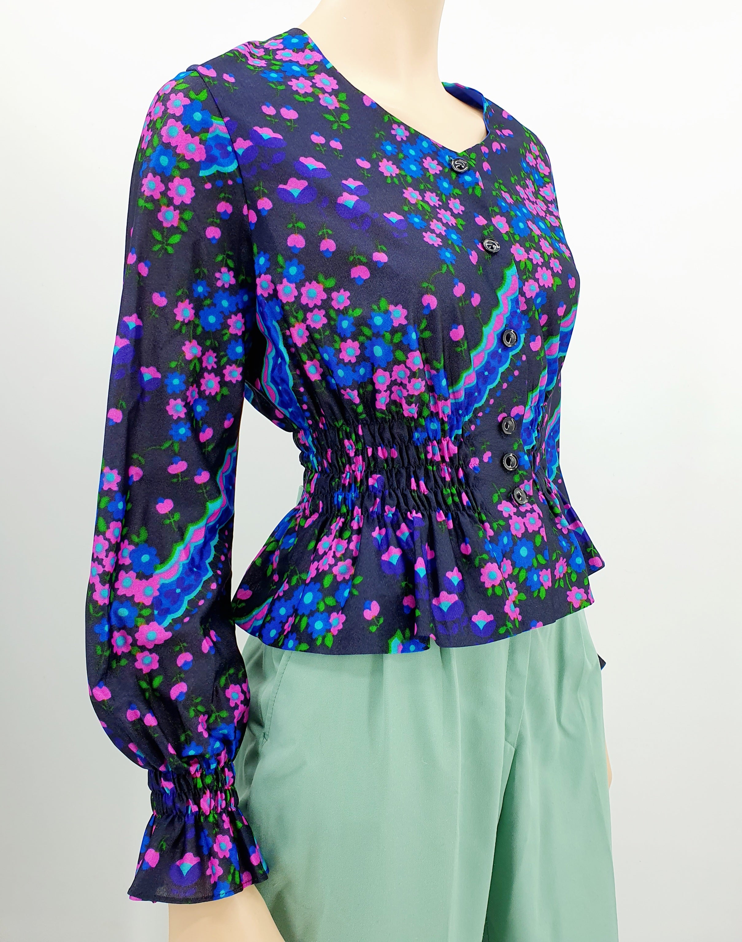 Pitkähihainen retropaita 70-luvulta, kukkakuvio, rypytykset vyötäröllä, kuva sivulta