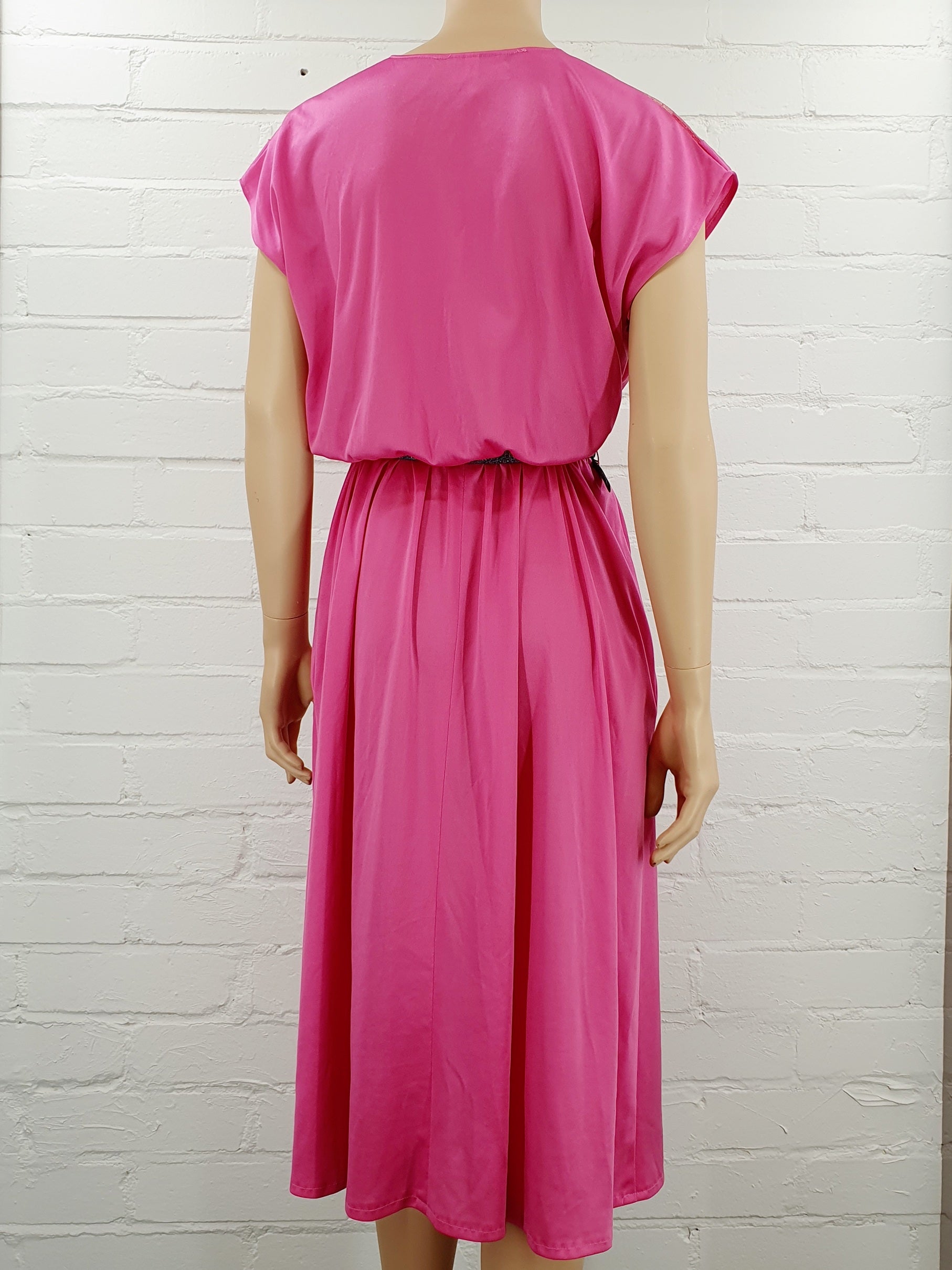 Pinkin värinen vintagemekko 70-luvulta, discomekko, kuva selkäpuolelta