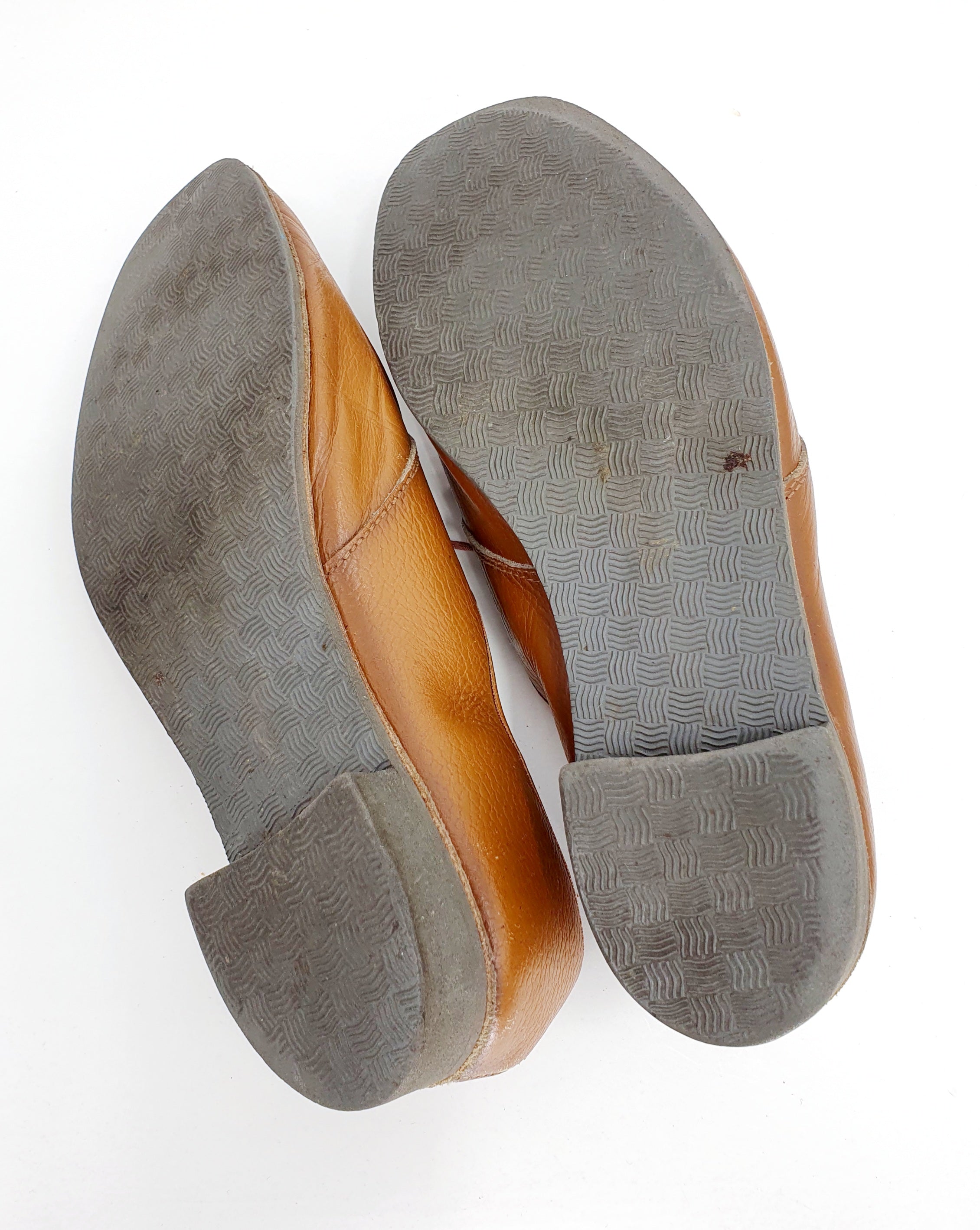 Ruskeat vintage nauhakengät 1950-60-luvulta, kuva pohjasta