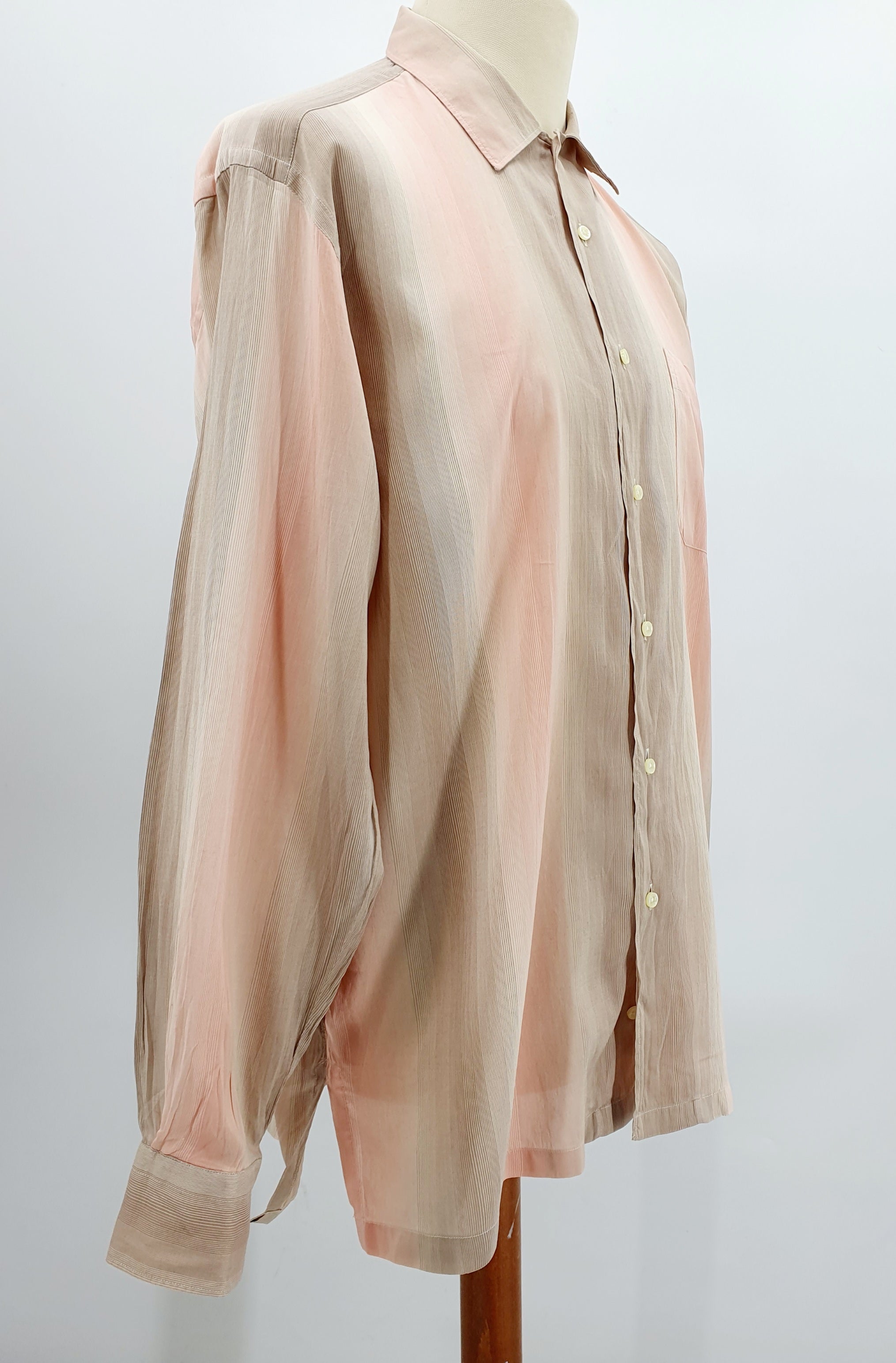 Hilton, vaaleansävyinen miesten vintage kauluspaita, 90-luku, materiaali puuvilla ja silkki, kuva sivulta