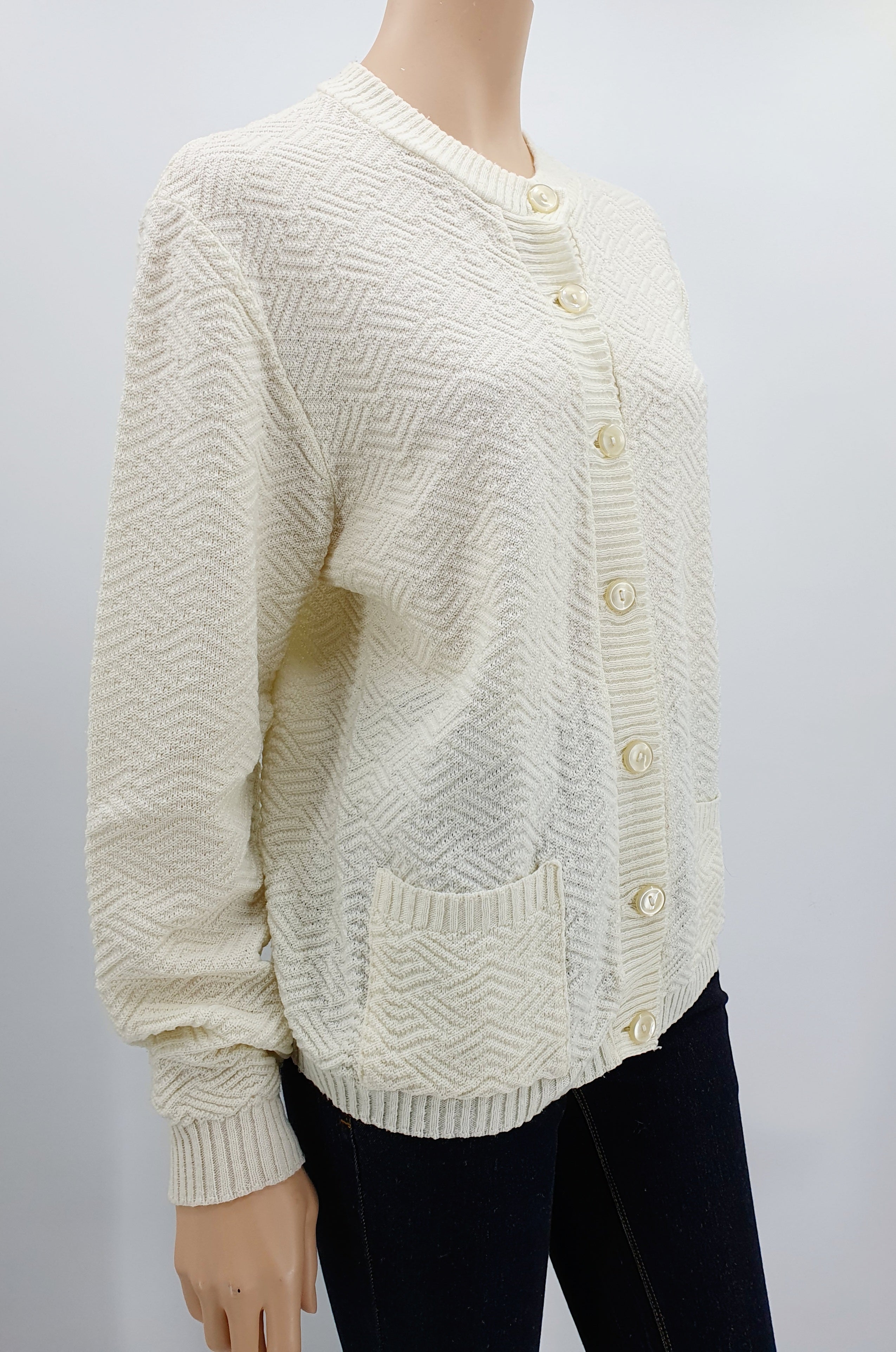 Luonnonvalkoinen neuletakki 80-luvulta pienet taskut koko 40-42 kuva sivusta