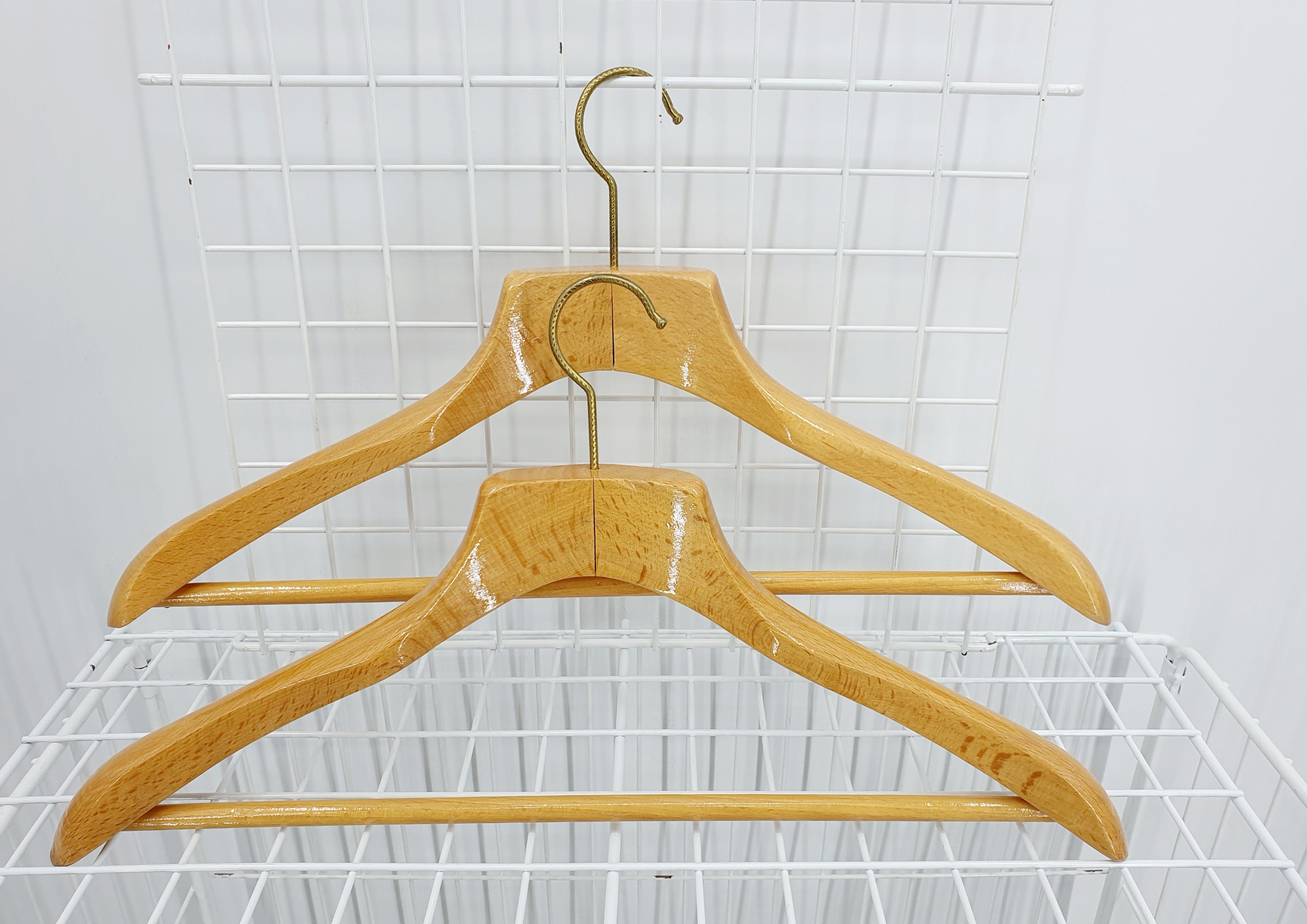 Kaksi vintagehengaria, materiaali visakoivua