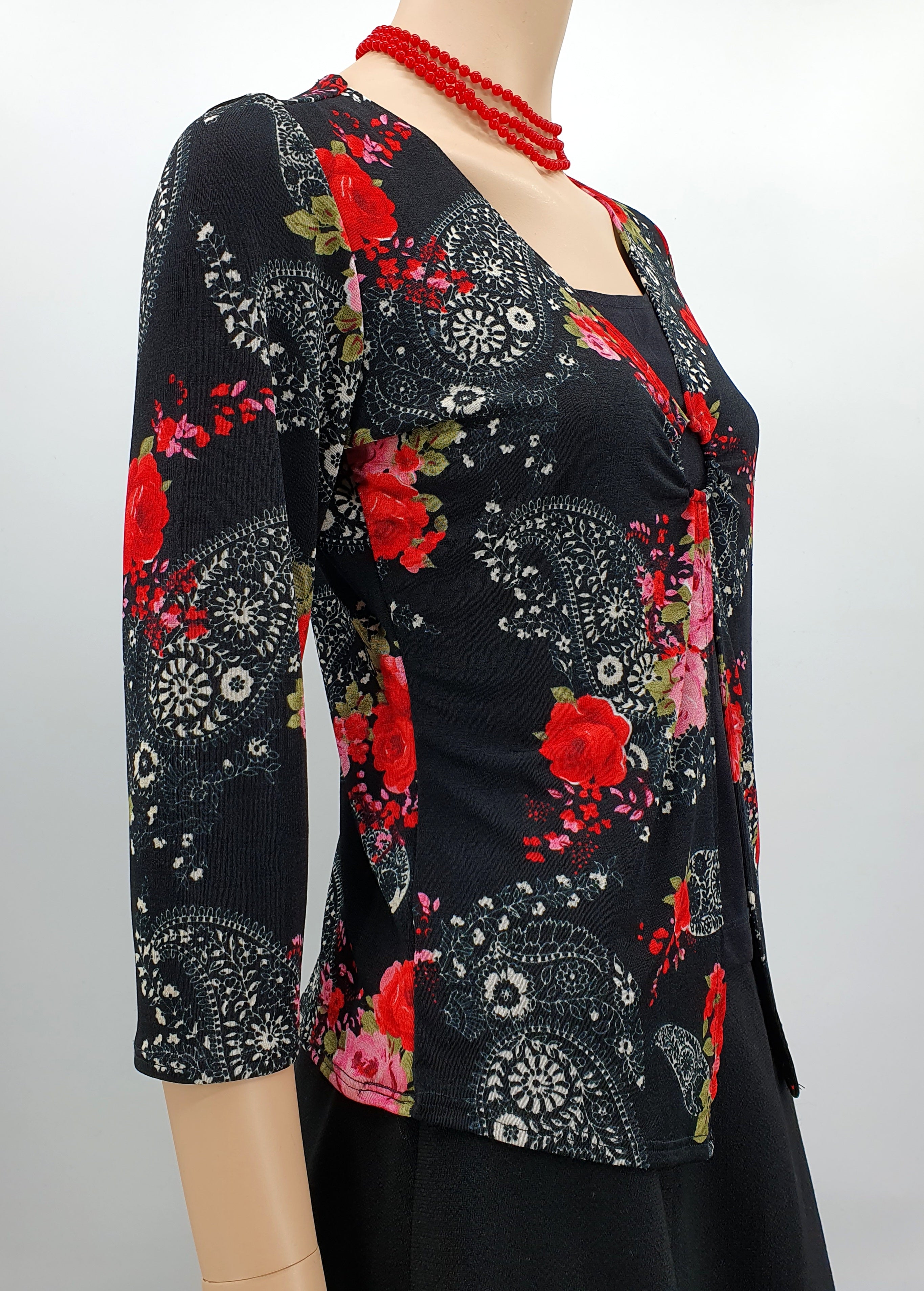 Kukkakuvioinen paita 2000-luvulta, koko 36-38