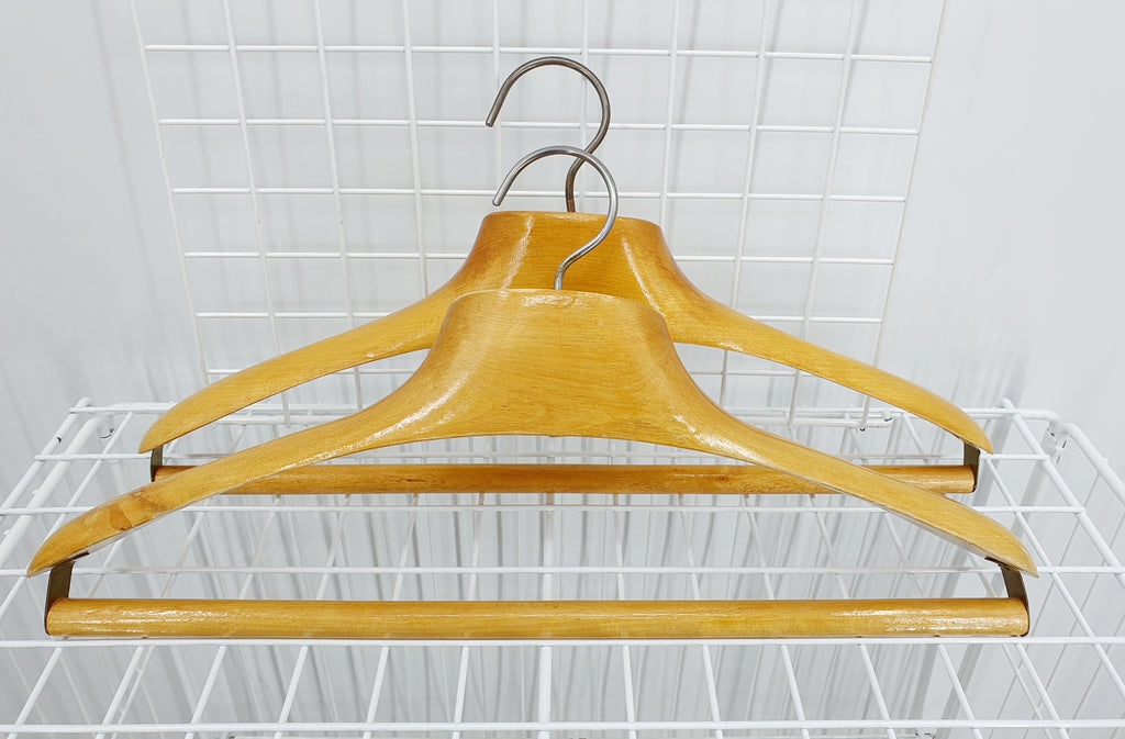 Puku-Pekka vintage vaatehengari, materiaali lakattu puu