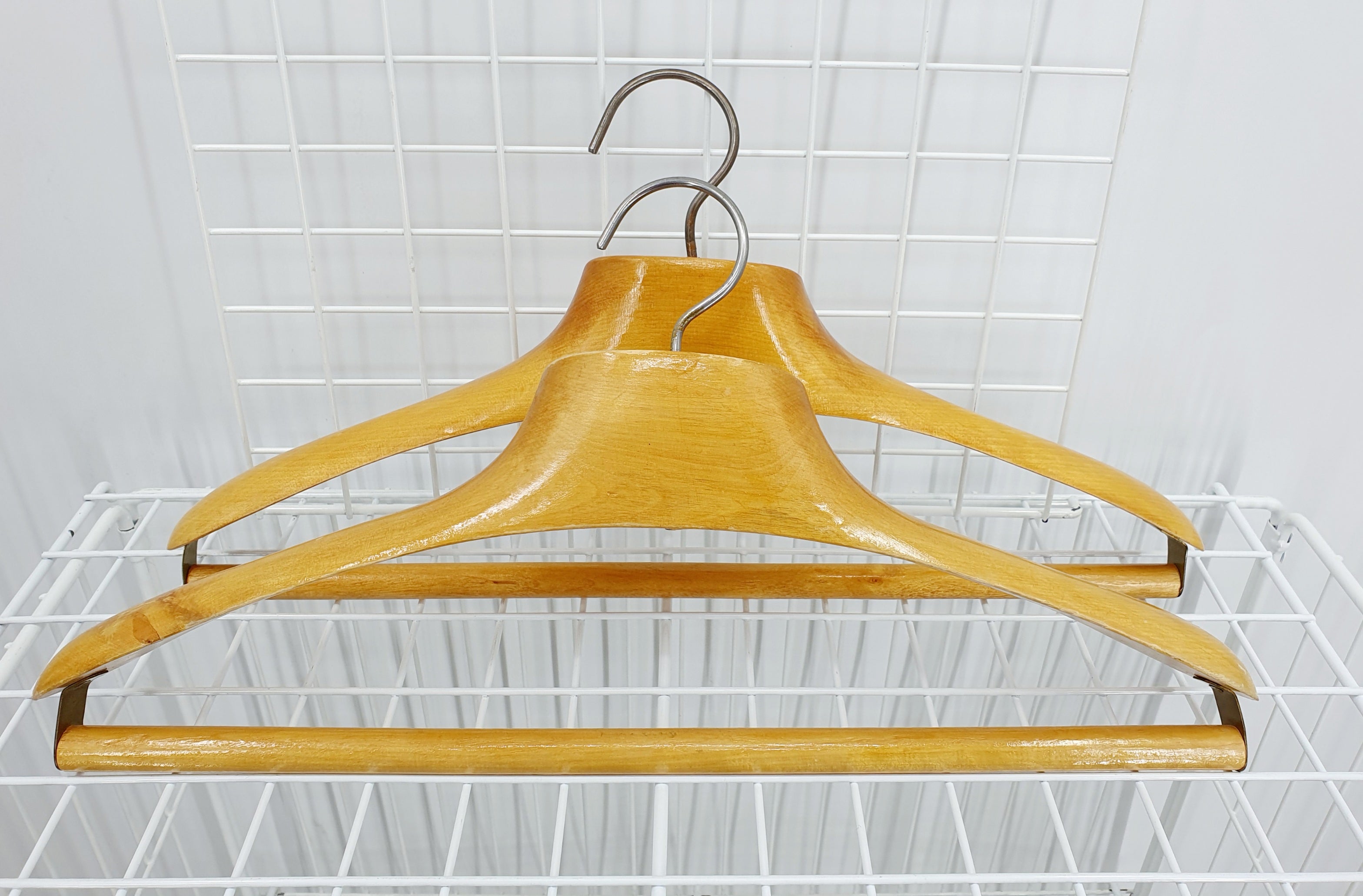 Puku-Pekka vintage vaatehengari, materiaali lakattu puu