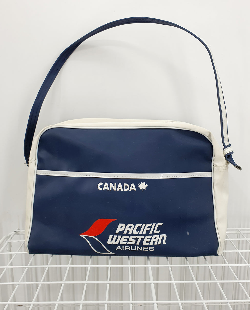Pacific Western Airlines Lentoyhtiön mainoslaukku 70-luvulta