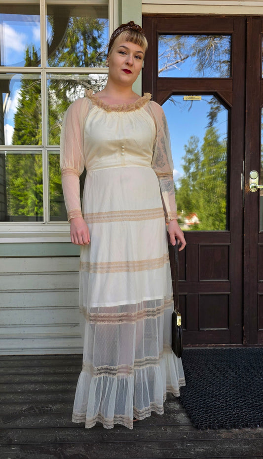 Luonnonvalkoinen pitsikankainen vintagemekko tai hääpuku 60-70-luvulta
