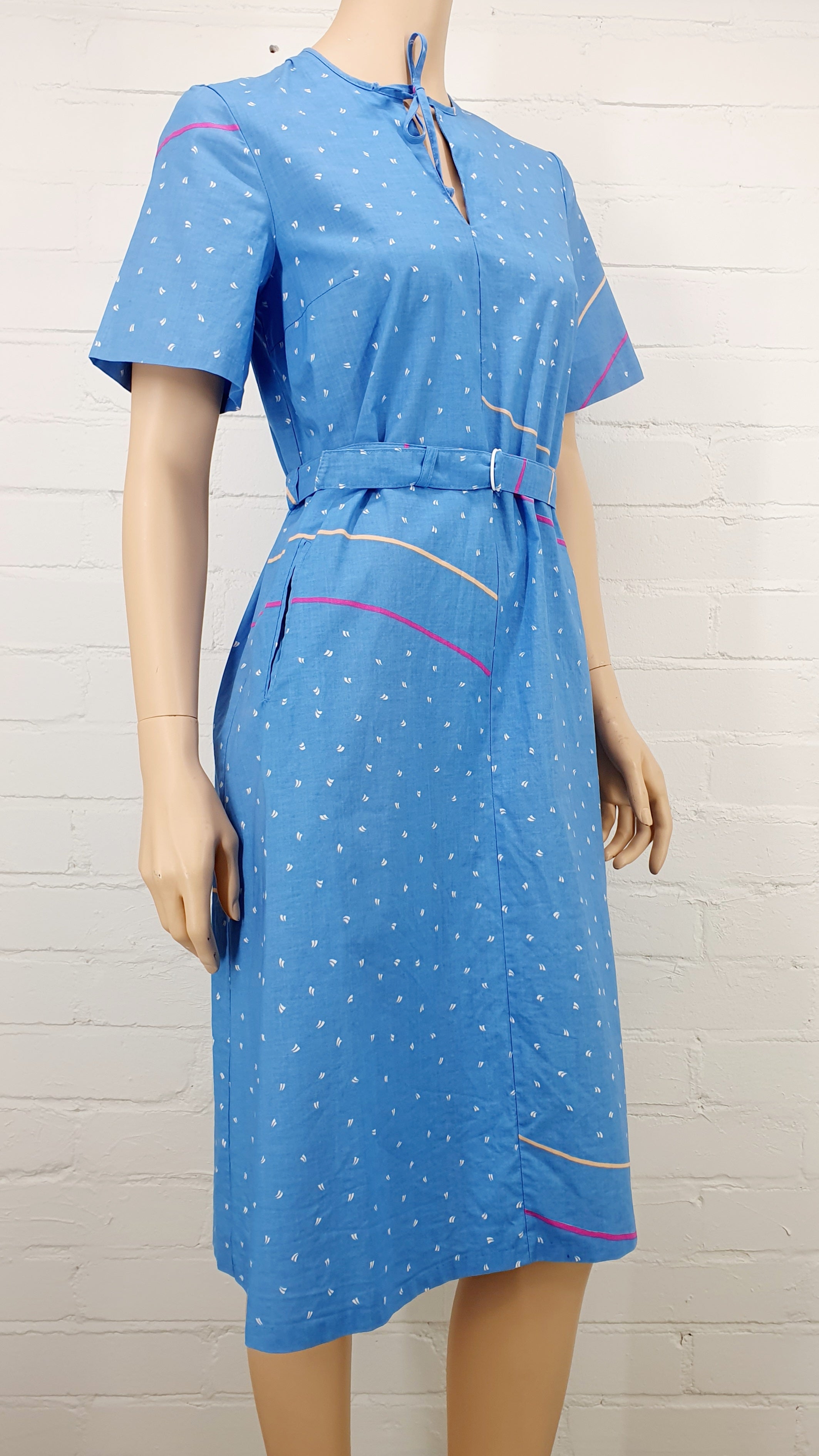 Tiklas, sininen puuvillamekko 80-luvulta, lyhythihainen, kuva sivulta