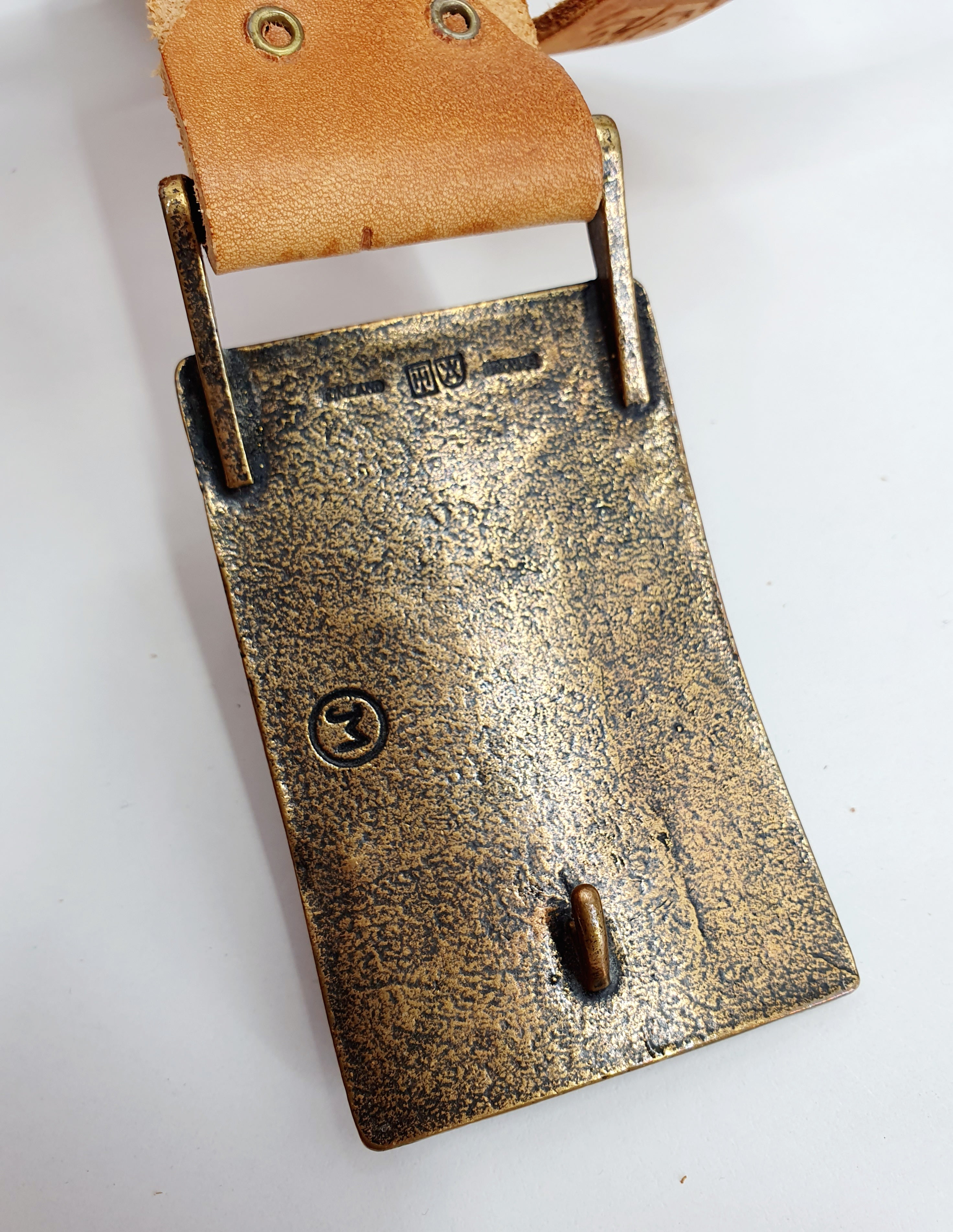 Lappiaiheinen miesten vyö pronssisoljella, kuva soljen leimoista