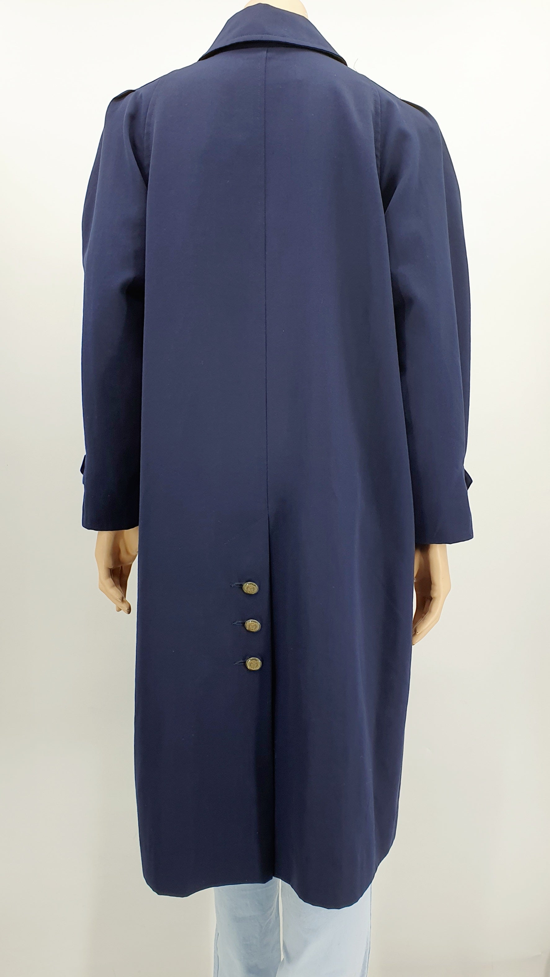 Tummansininen pitkä trenssitakki 90-luku, kuva selkäpuolelta