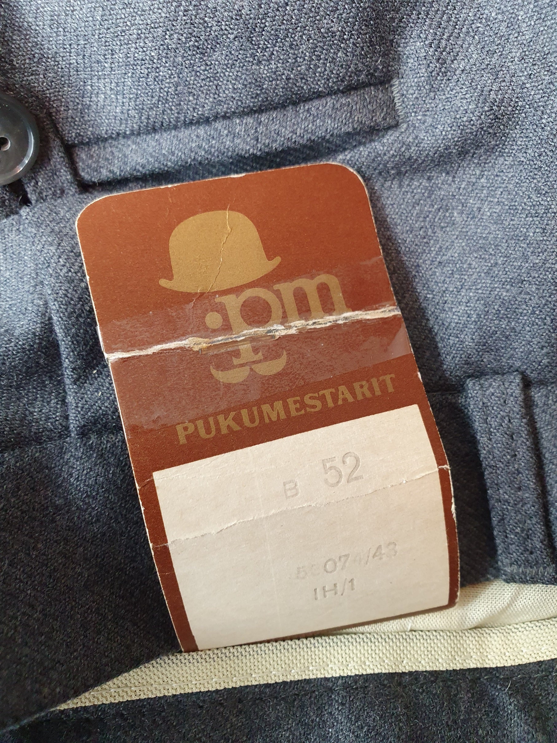 Käyttämättömät miesten villakangashousut 80-luvulta, väri harmaa, kuva tuotelapusta