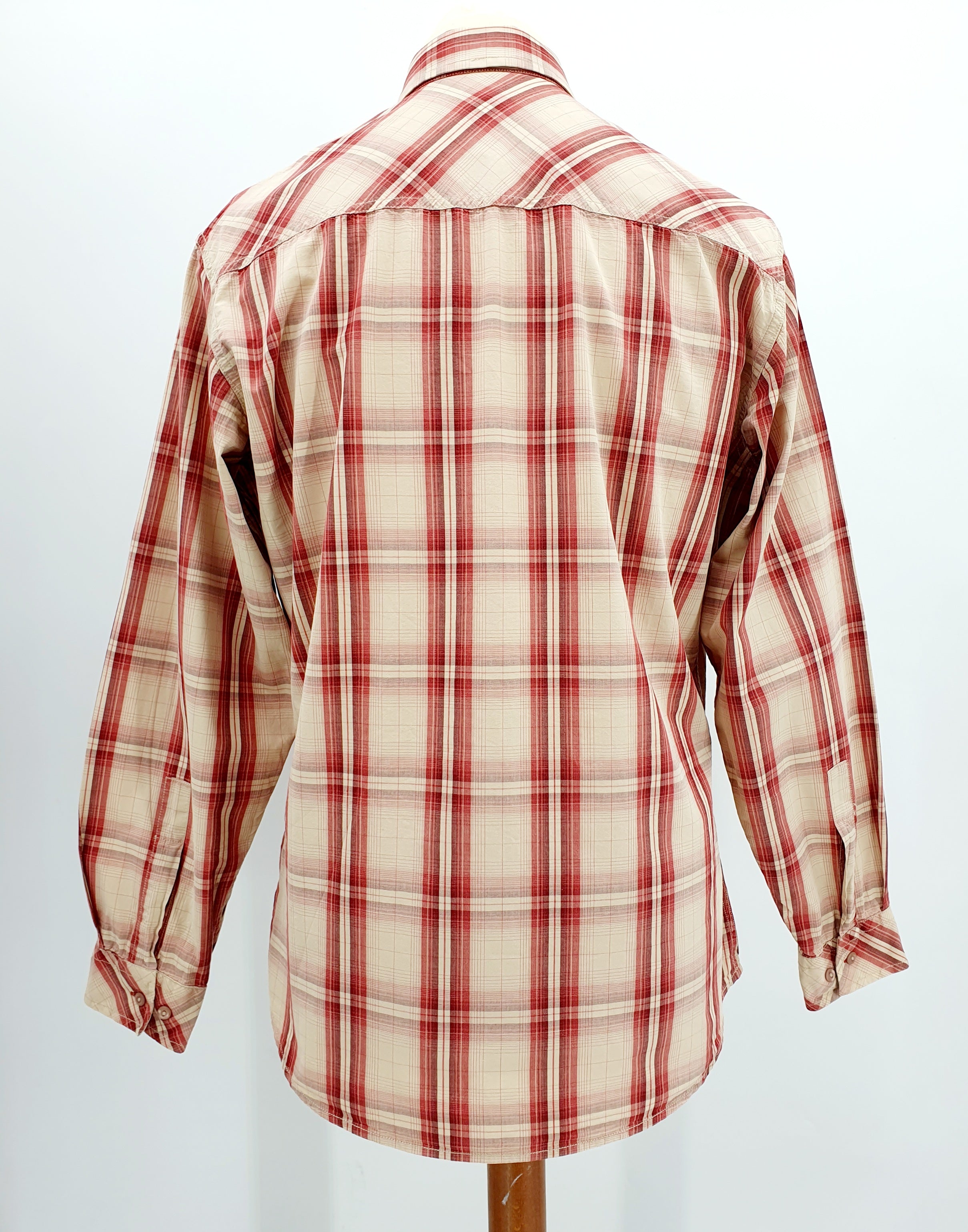 Marlboro Classics puuvilla ruutupaita, väri beige-punainen, kuva selkäpuolelta