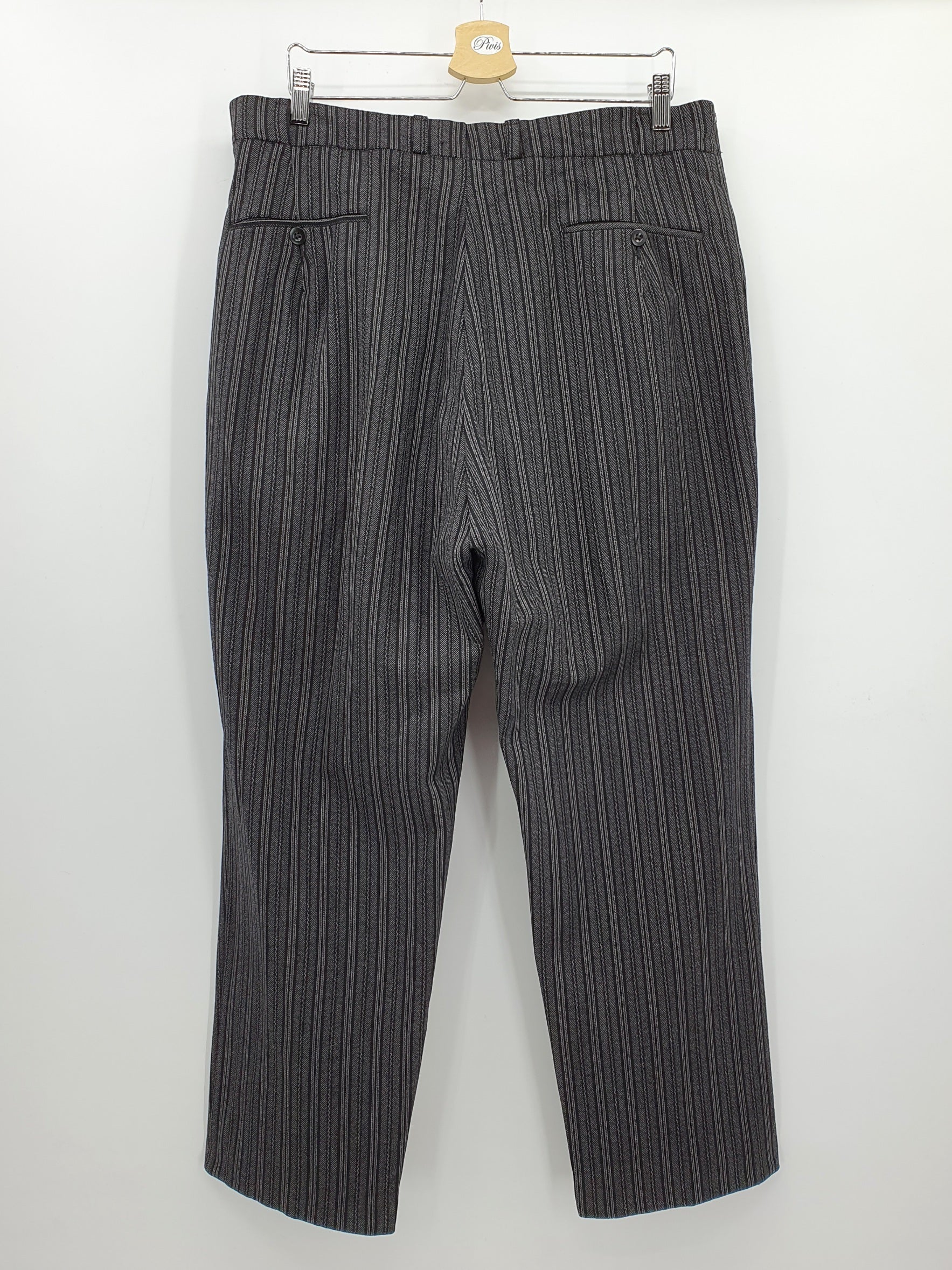 Miesten villakangashousut 1930-40-luvulta, mustanharmaa raitakuvio, kuva takaa