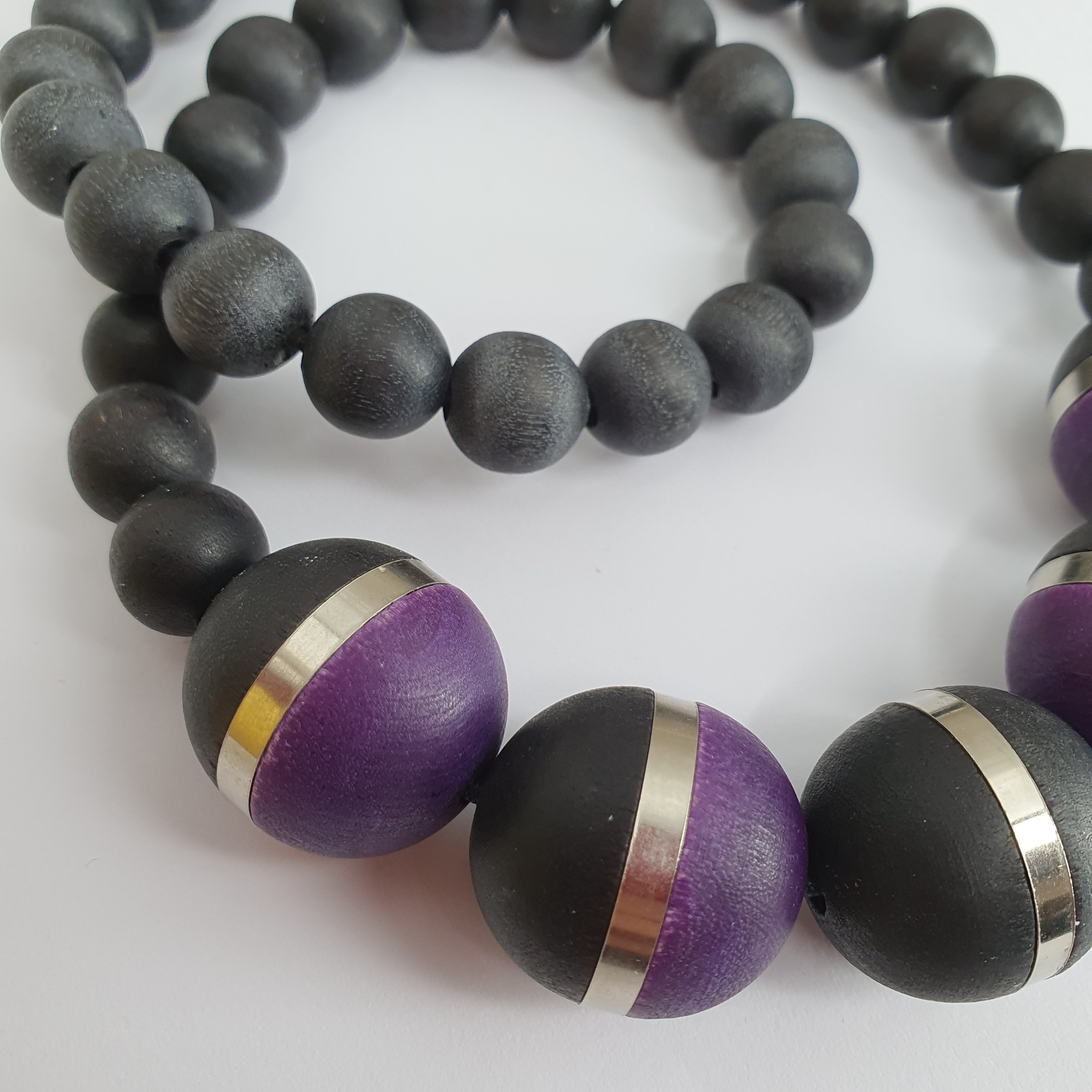 Aarikka, short necklace from the 80s-90s, color plum/black, length 50cm