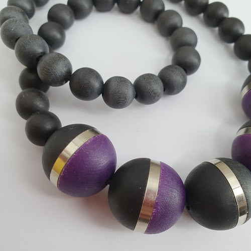 Aarikka, short necklace from the 80s-90s, color plum/black, length 50cm
