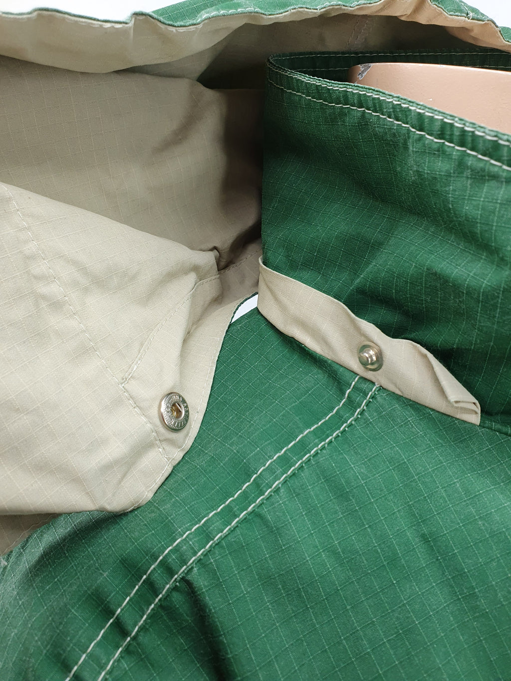 Kosteuttapitävä välikausitakki 90-luvulta, väri vihreä-luunvalkoinen, kuva hupun kiinnityksestä