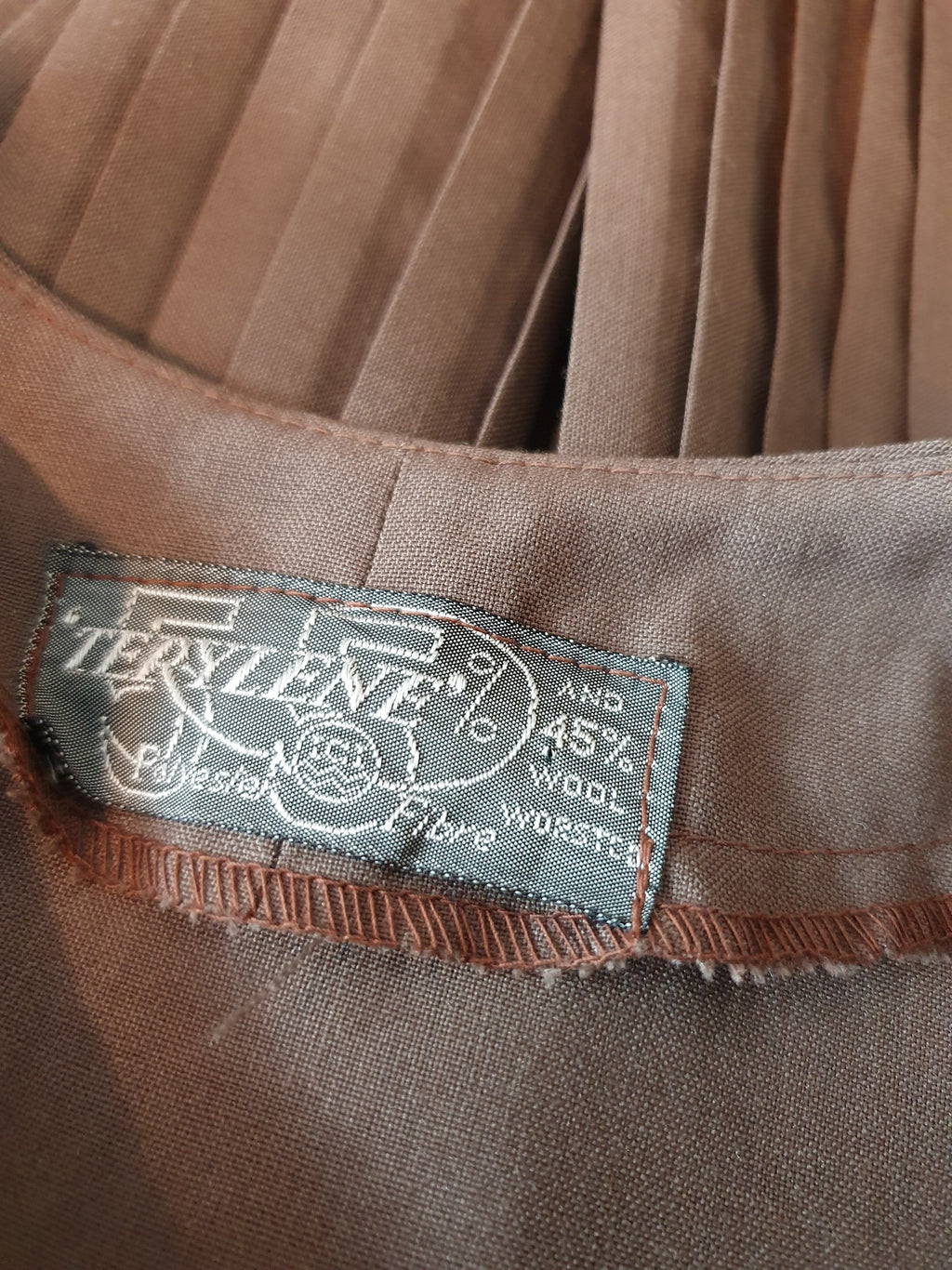 Kaakaonruskea vintagemekko 60-luvulta, vekkihelma, kuva tuotelapusta