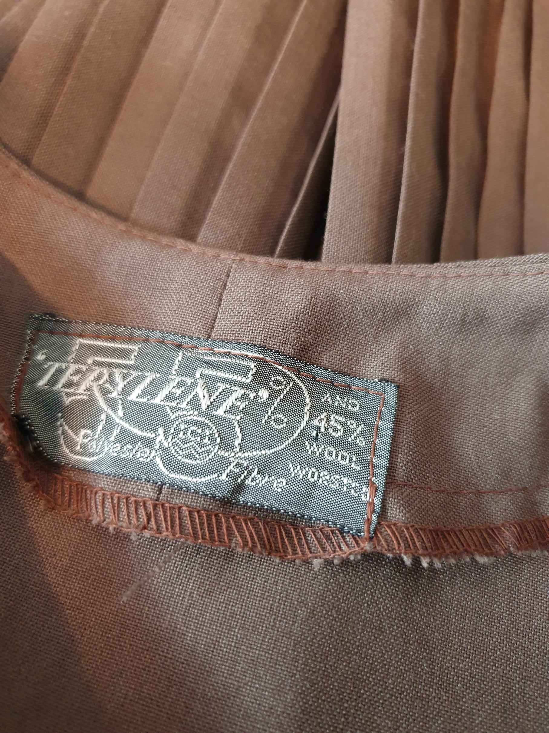 Kaakaonruskea vintagemekko 60-luvulta, vekkihelma, kuva tuotelapusta