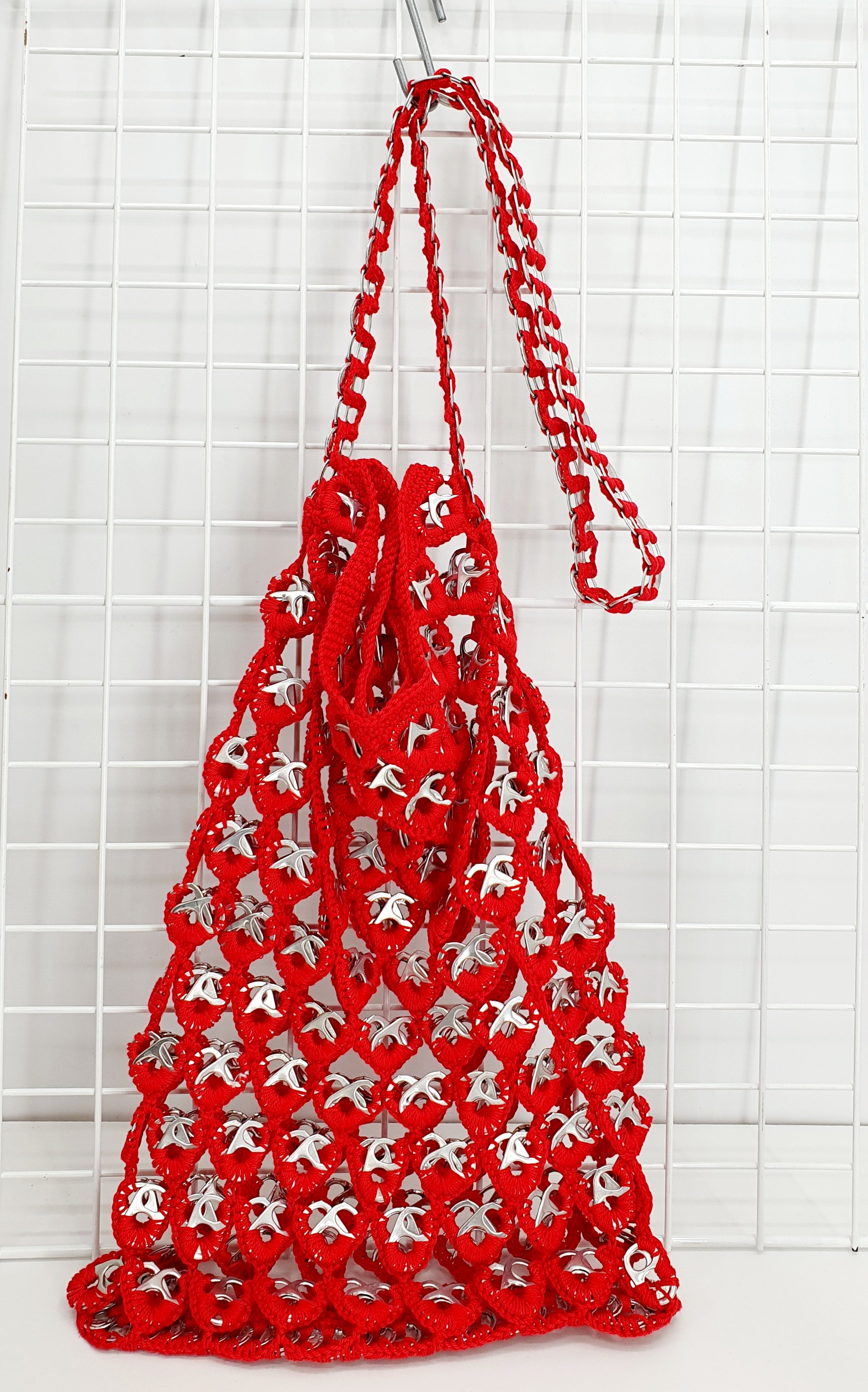 Punainen virkattu kierrätyslaukku juomatölkin klipsuista, käsityö