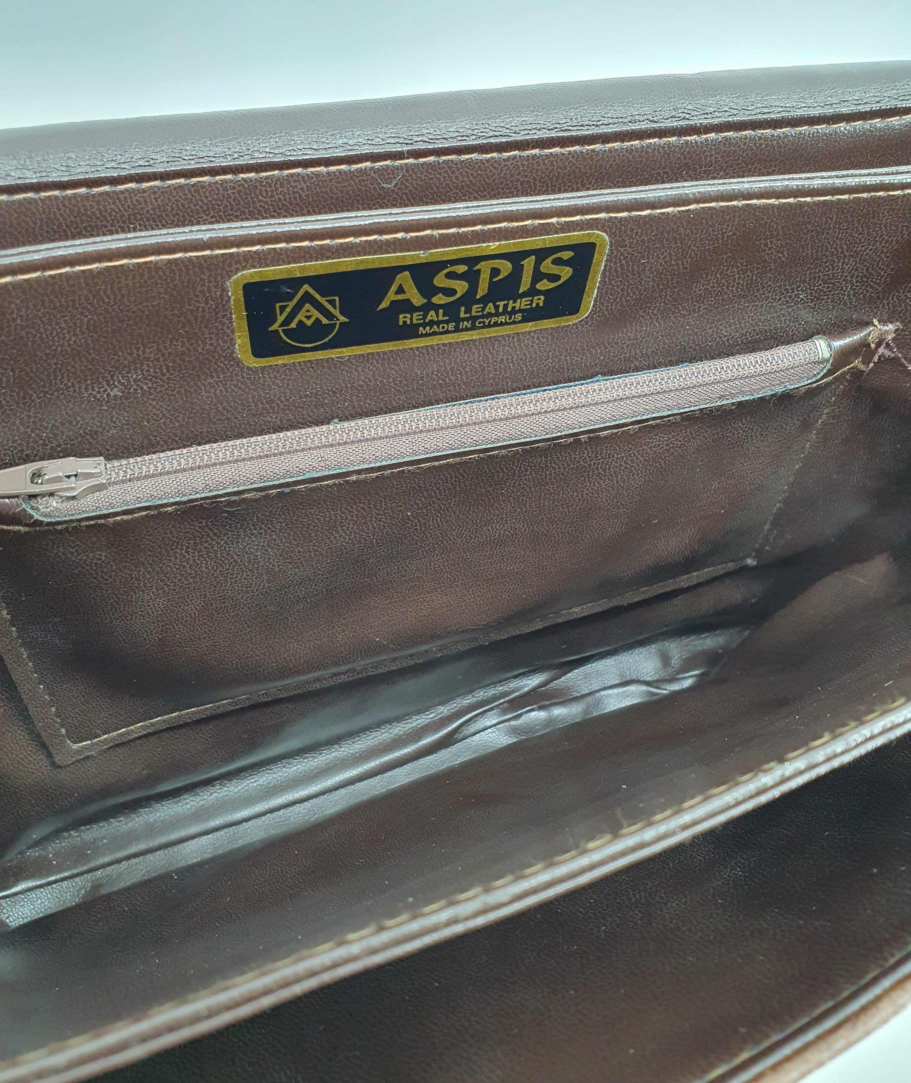 Ruskea matelijannahkainen laukku 80-luvulta, kuva sisäpuolesta