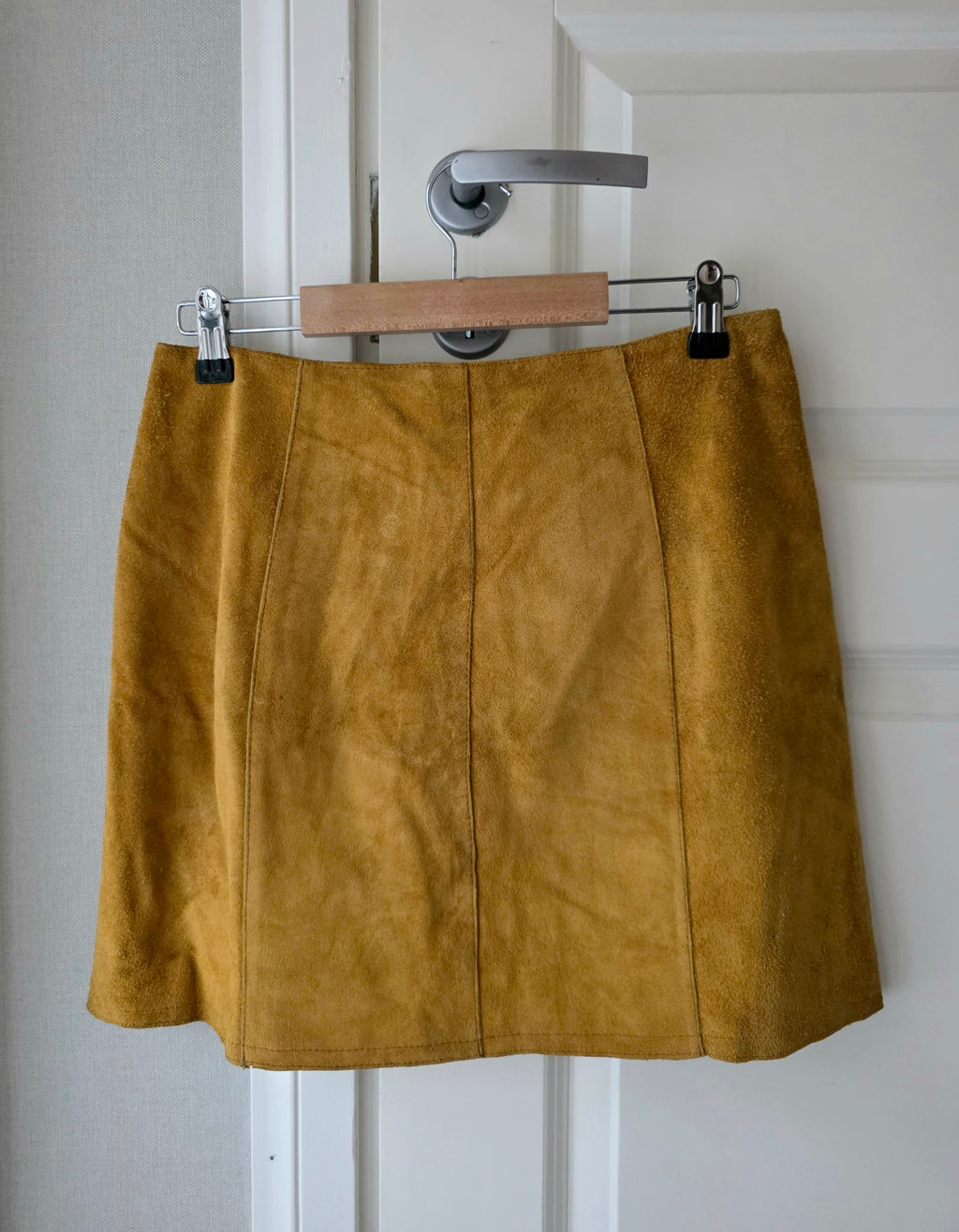 Yellow suede skirt from the 60s-70s, waist 74cm, size 36