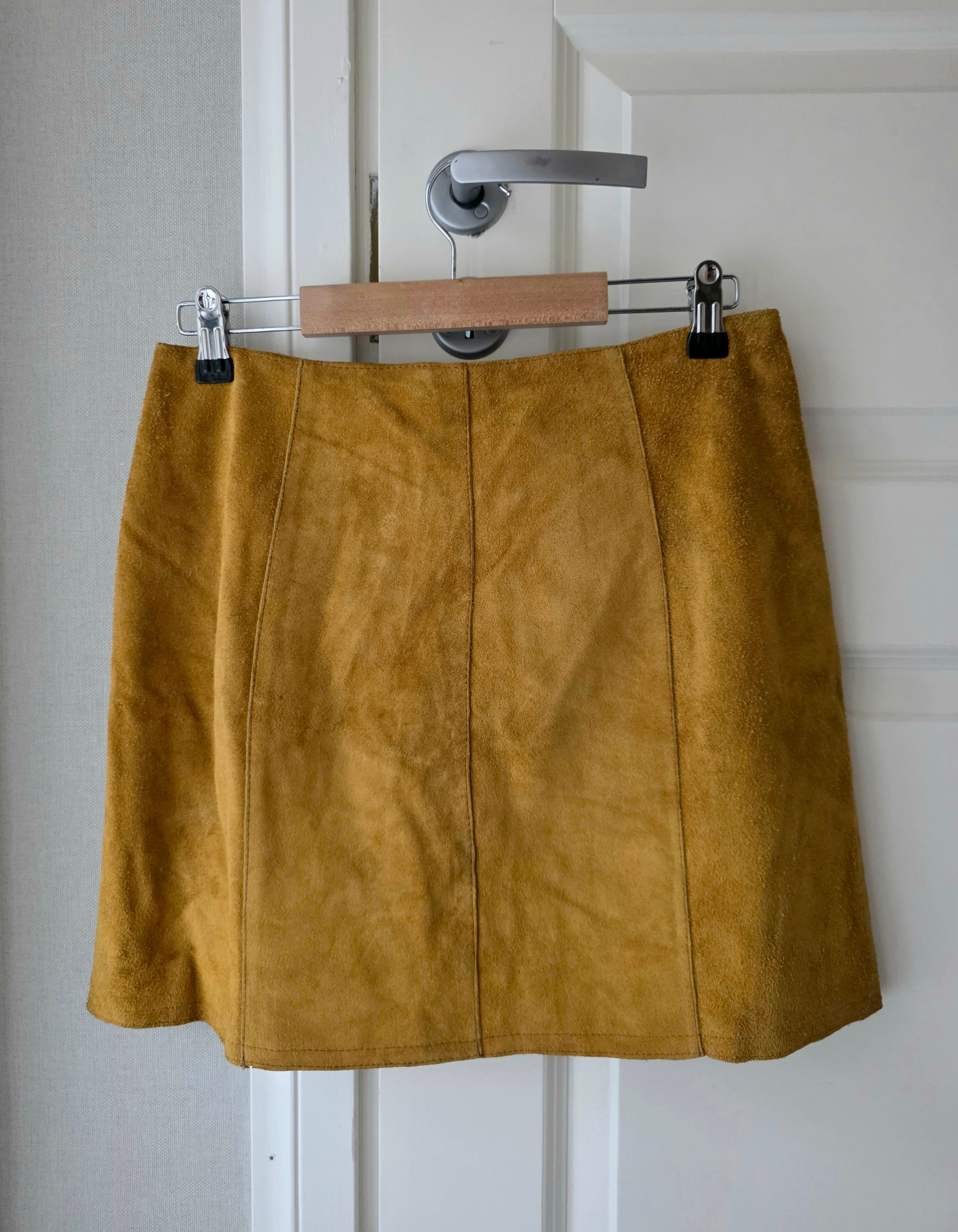 Yellow suede skirt from the 60s-70s, waist 74cm, size 36