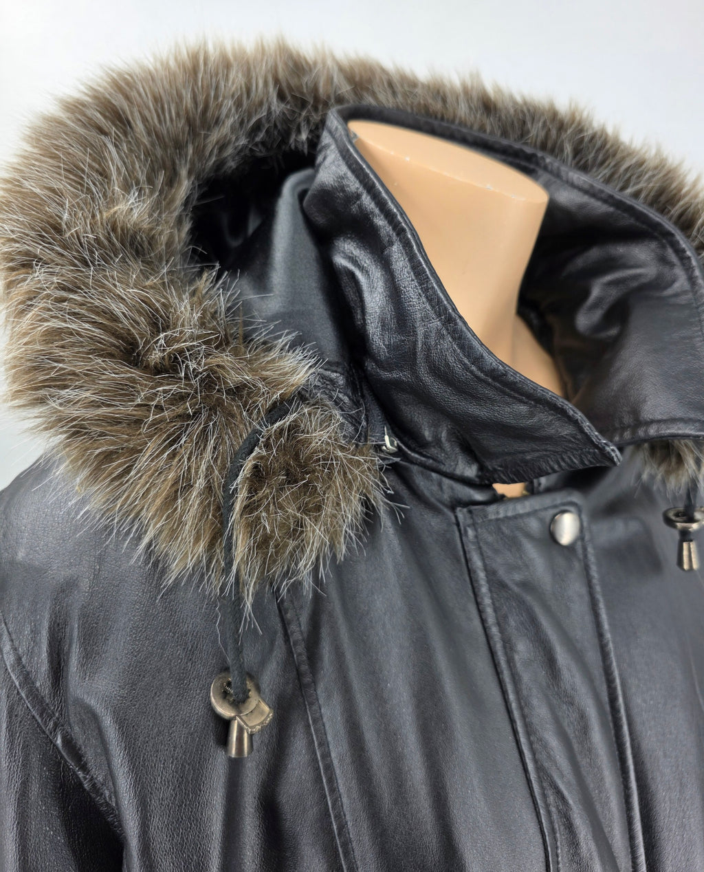 Black hooded leather jacket with quilted lining from the 90s-2000s, size 44