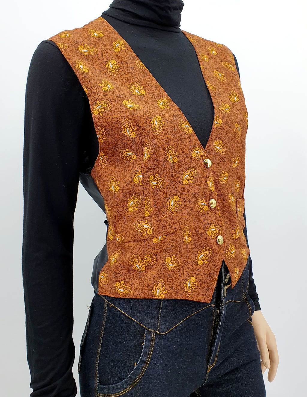 Paisleykuvioinen ruskea vintage liivi 90-luku Koko 38 Kuva sivusta