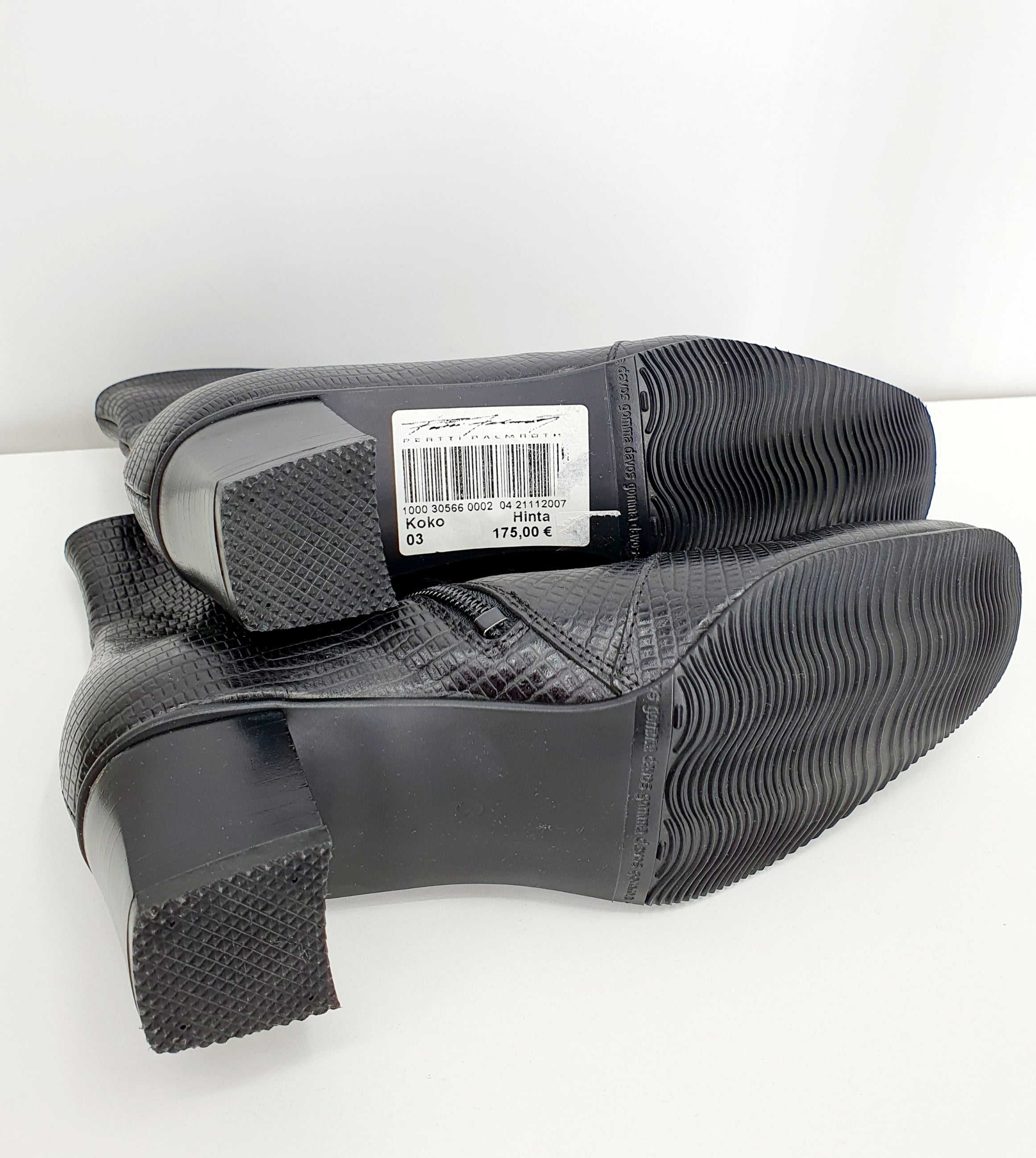 Pertti Palmroth, mustat nilkkurit 2000-luvulta, matelijakuvio, kuva pohjasta