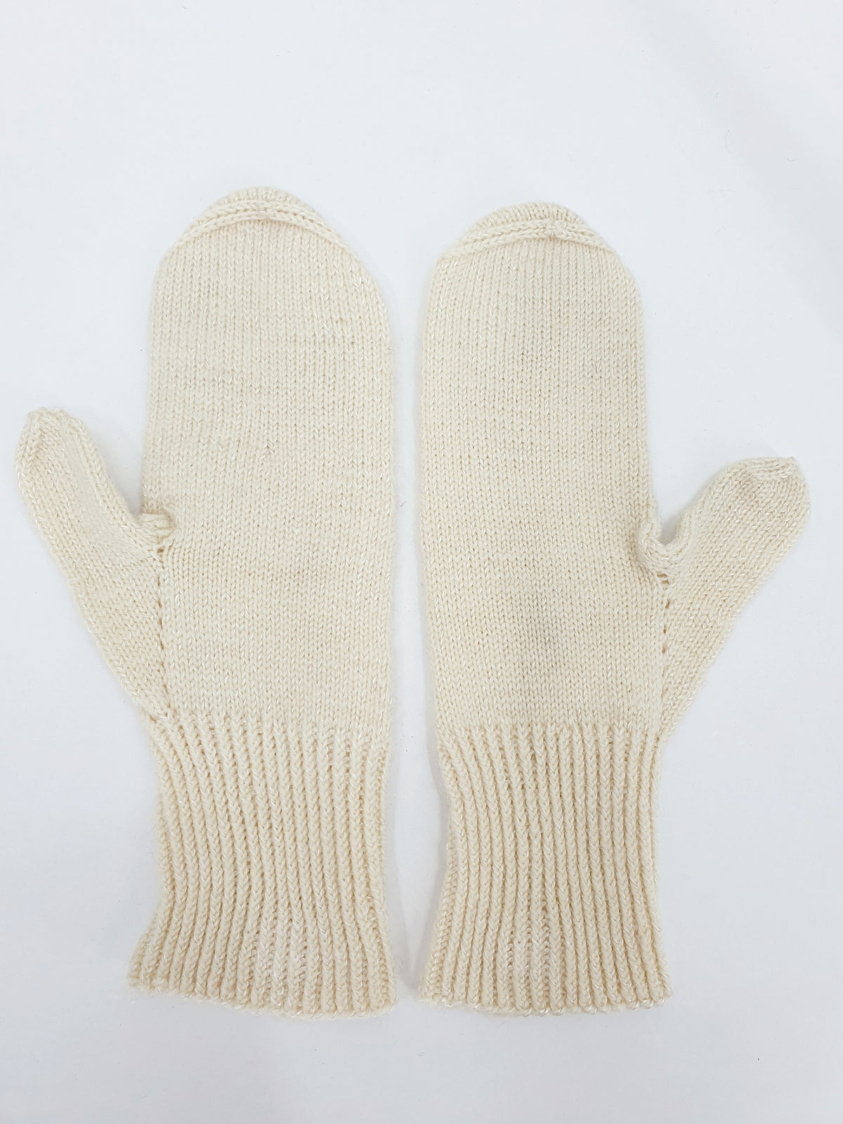 Vintage pitsineulelapaset, väri luonnonvalkoinen, käsityönä valmistetut käsineet, kuva kämmenpuolelta