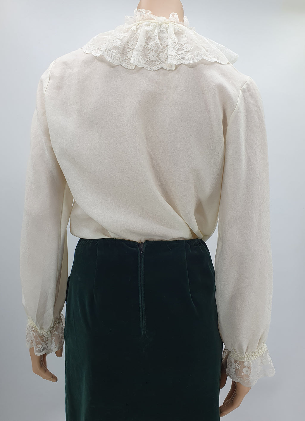 Valkoinen paita pitsikauluksella, 70-80-luvulta, koko 36/38