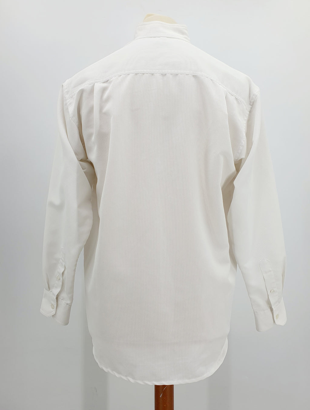 Miesten valkoinen juhlapaita pystykauluksella, 90-luku, kuva selkäpuolelta