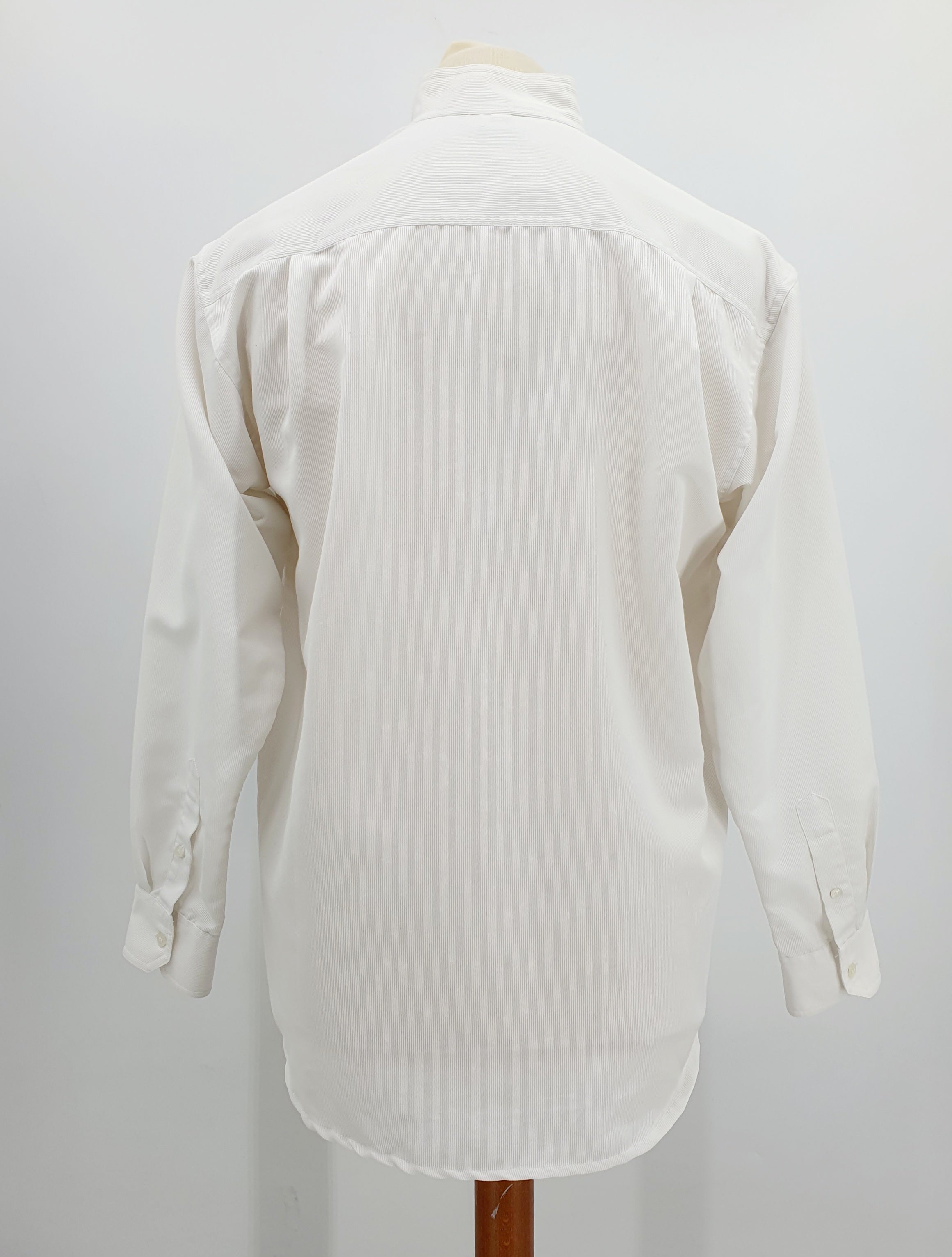 Miesten valkoinen juhlapaita pystykauluksella, 90-luku, kuva selkäpuolelta