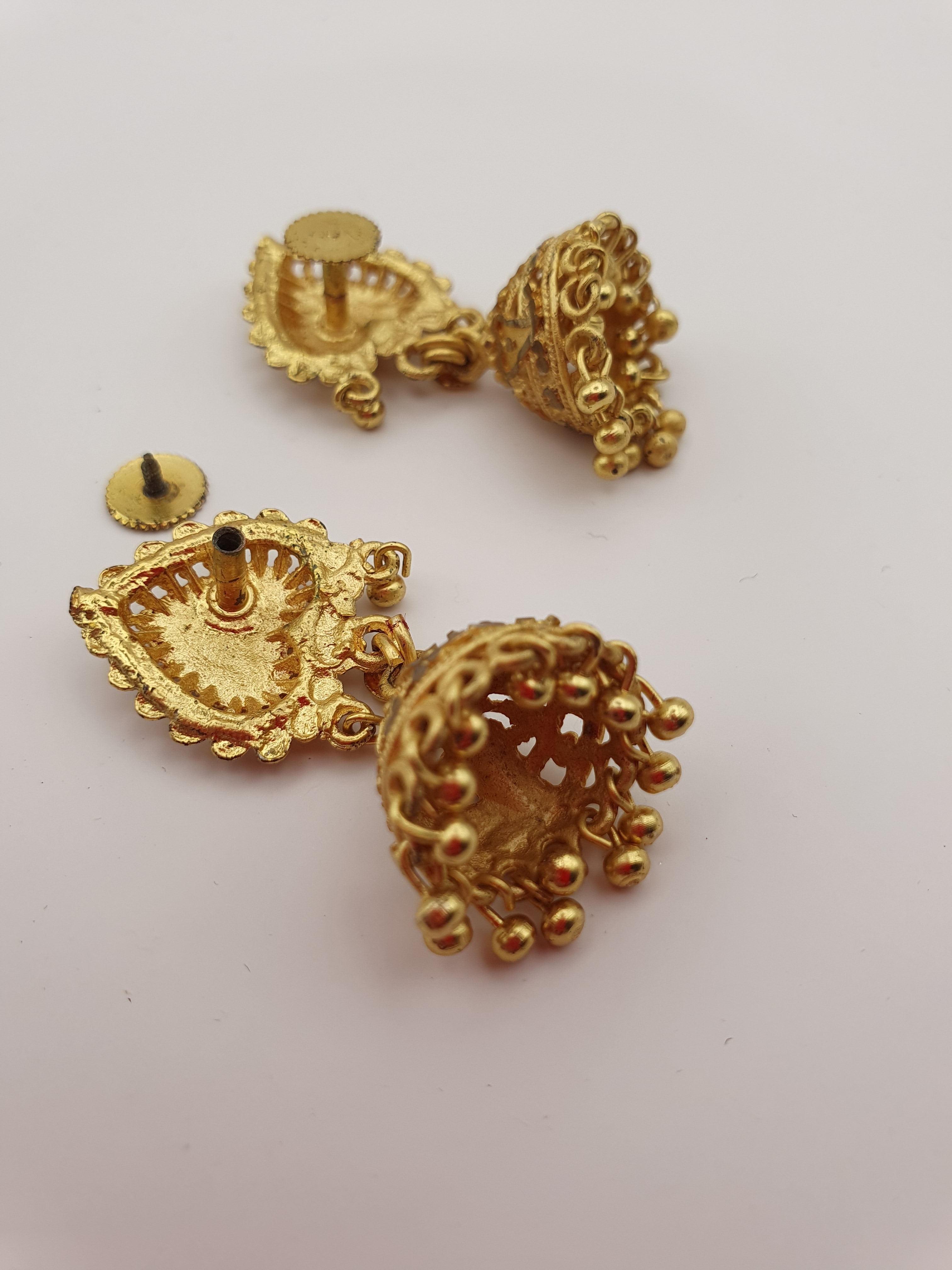 Oriental earrings with screw fastening