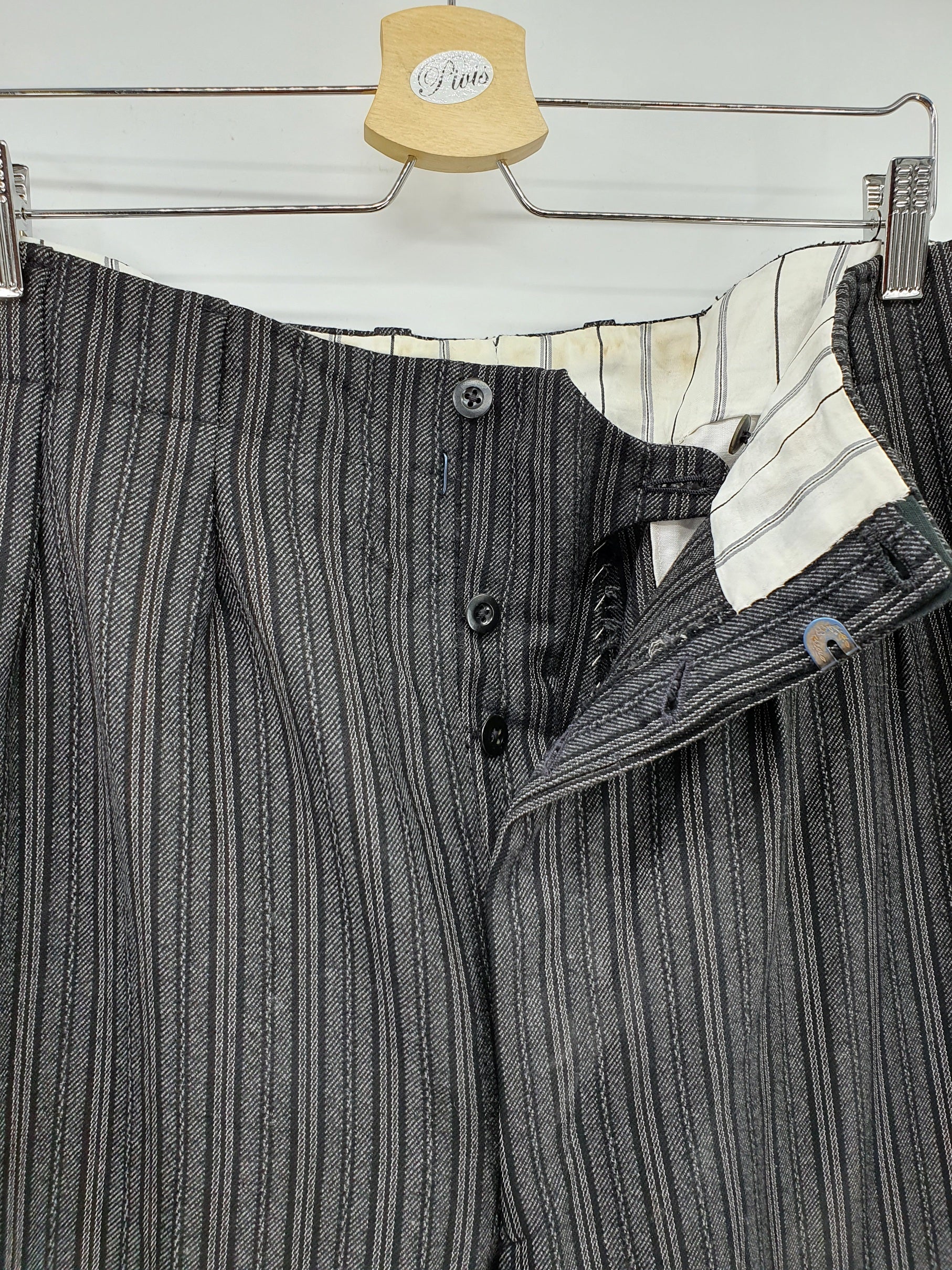 Miesten villakangashousut 1930-40-luvulta, mustanharmaa raitakuvio, kuva vyötäröstä