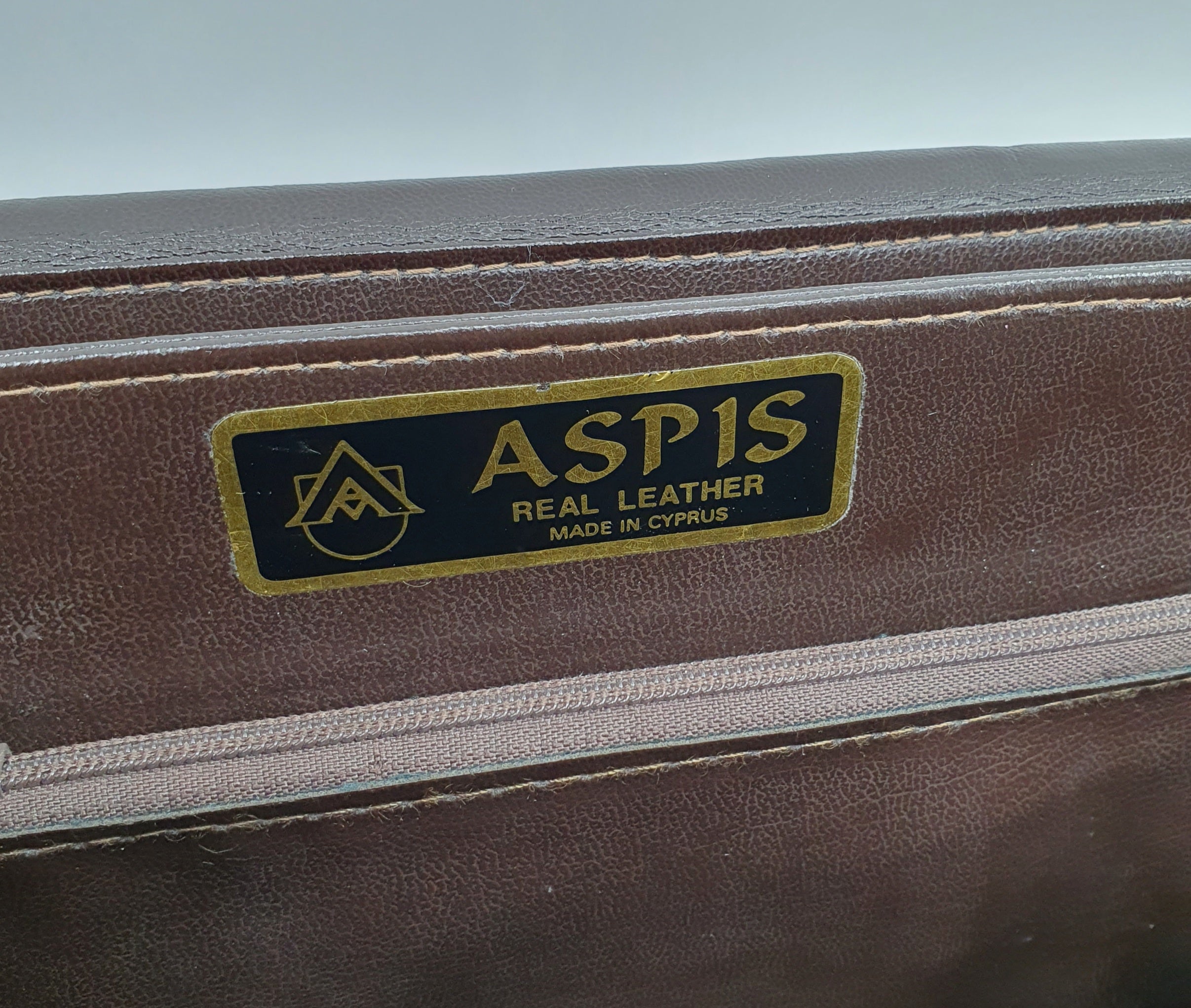 Ruskea matelijannahkainen laukku 80-luvulta, kuva tuotelogosta