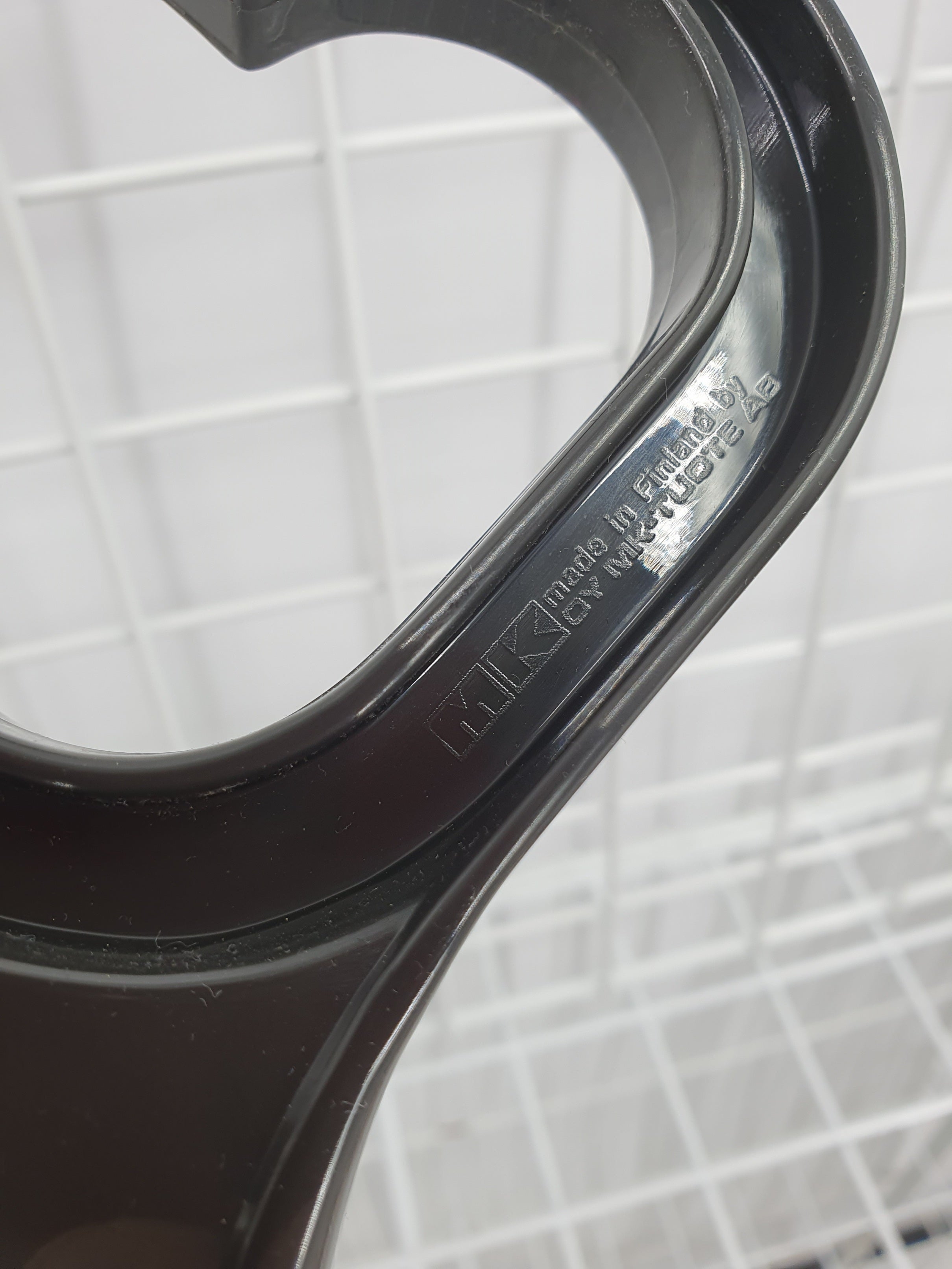 MK-Tuote Oy, musta muovihengari 1970-80-luvulta, kuva logosta