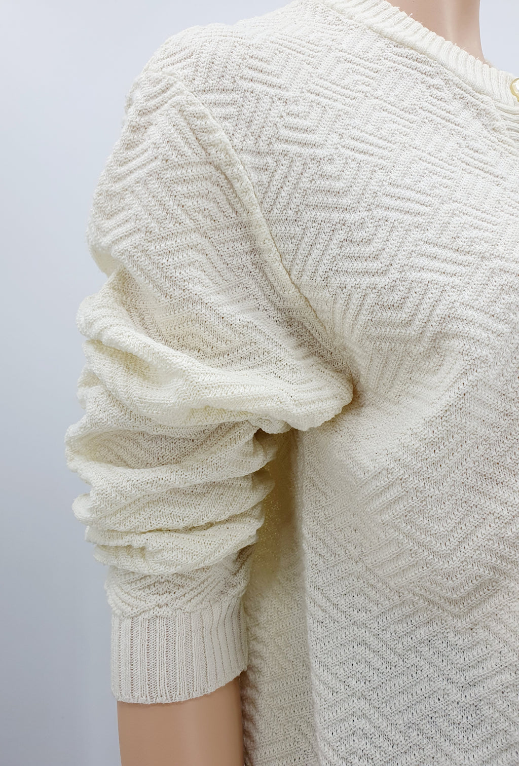 Luonnonvalkoinen neuletakki 80-luvulta pienet taskut koko 40-42 kuva hihasta