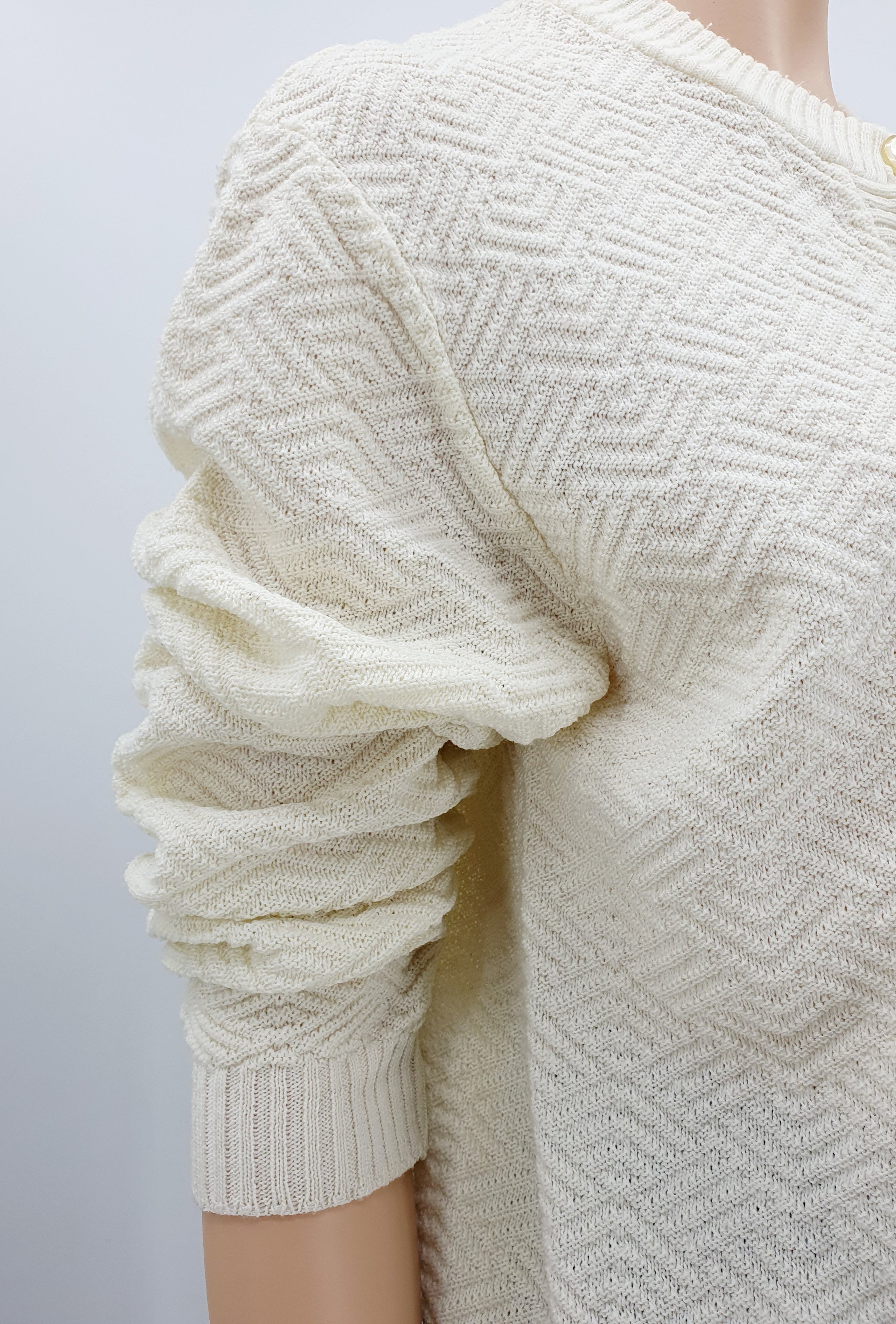 Luonnonvalkoinen neuletakki 80-luvulta pienet taskut koko 40-42 kuva hihasta