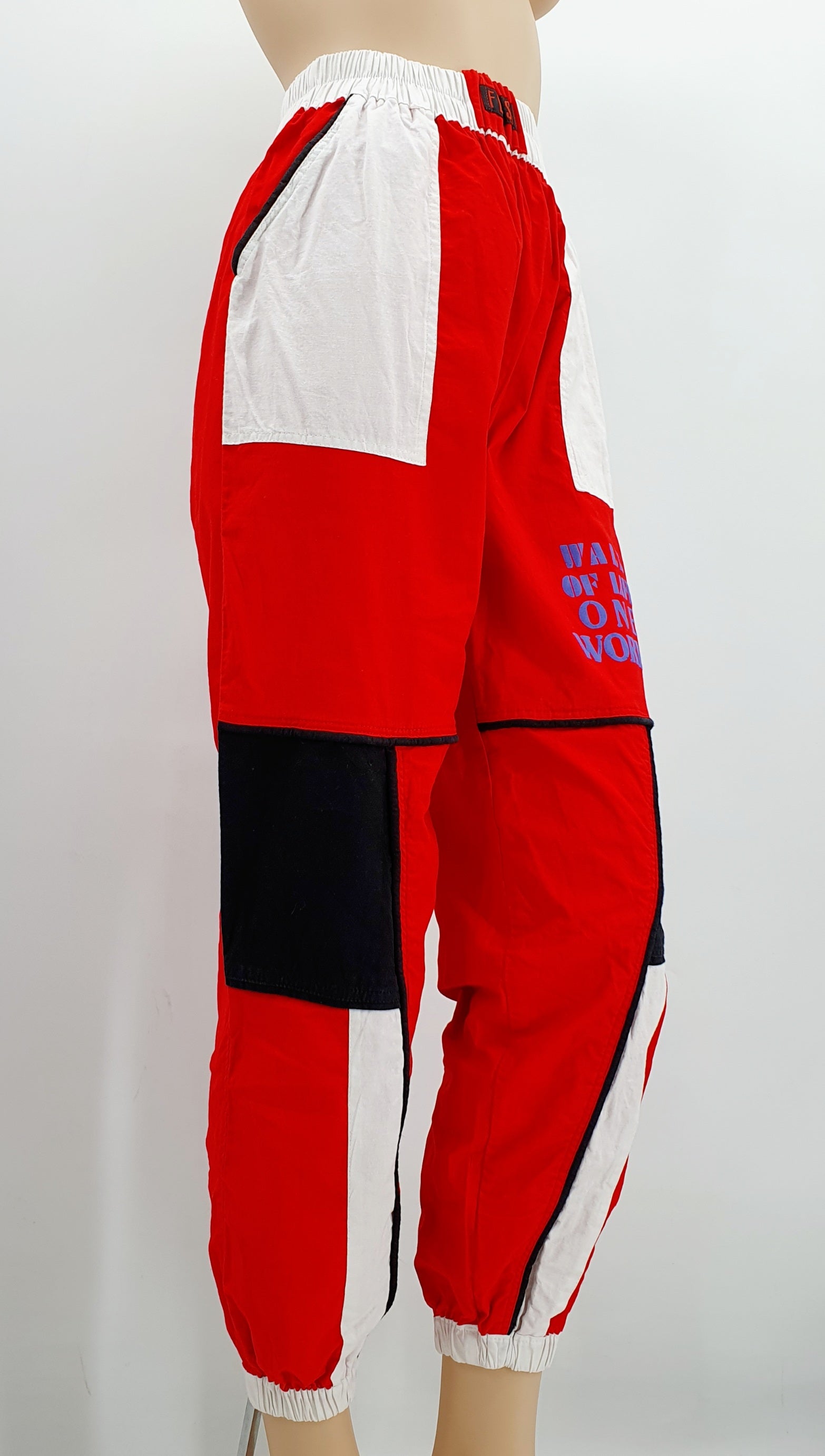 Punavalkoiset vintage ulkoiluhousut 80-luvulta, kuva sivulta