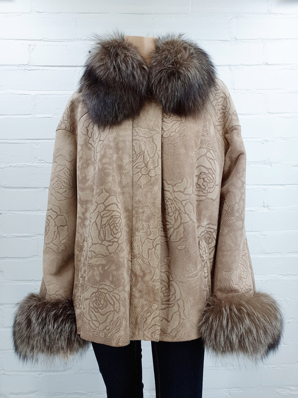 Bilgin´s lampaannahkatakki turkis somisteilla, väri beige