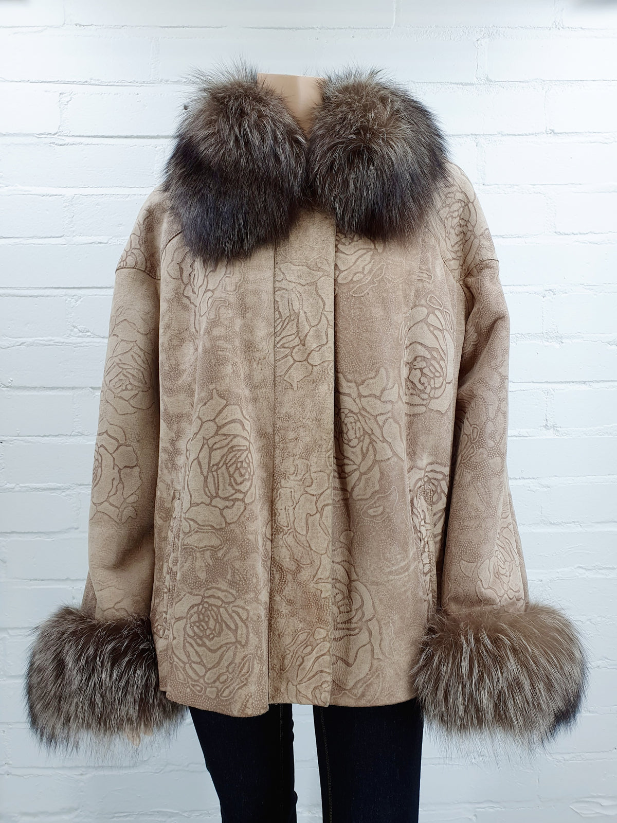 Bilgin´s lampaannahkatakki turkis somisteilla, väri beige