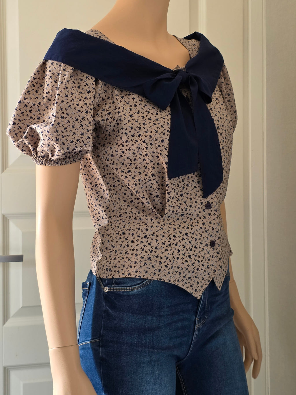 Carissa, short-sleeved floral shirt with shawl collar, size 36