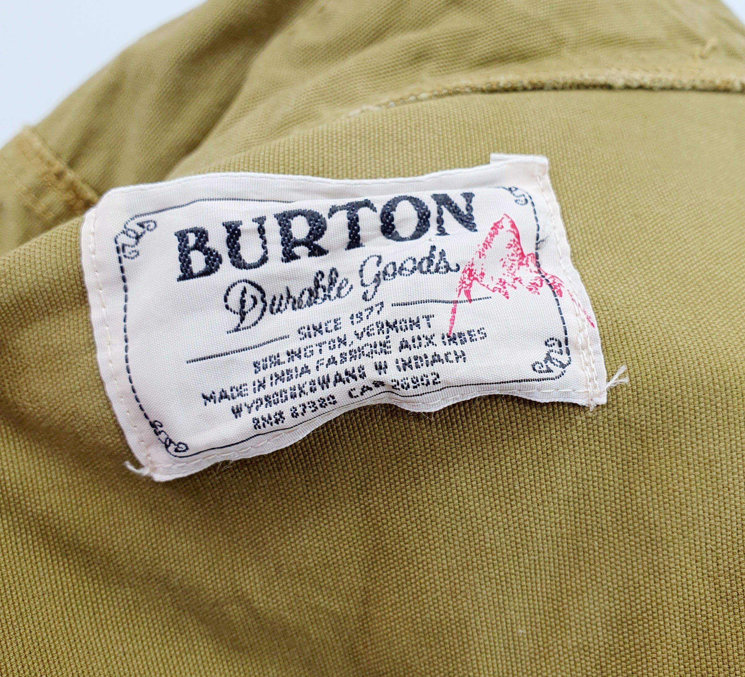 Burton, oliivinvihreä parkatakki miehelle, secondhand ulkoilutakki, kuva logolapusta