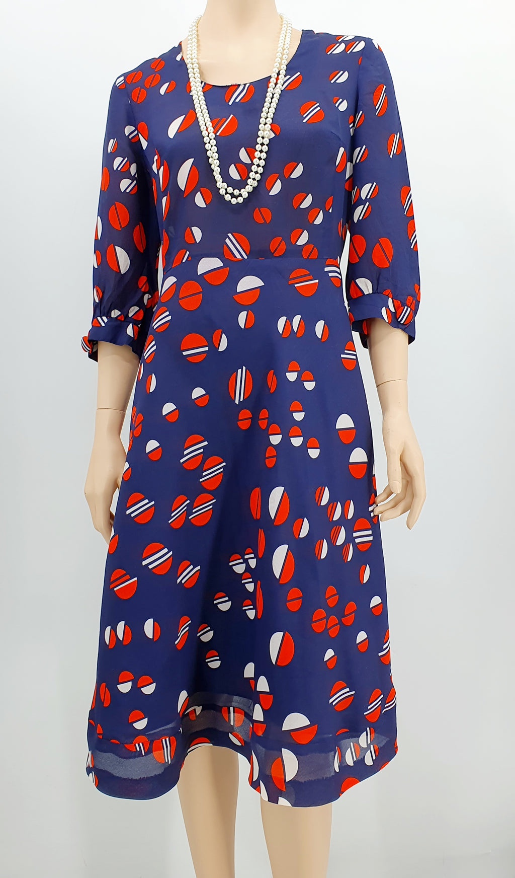 Kati-Myynti, pallokuvioinen mekko 70-luvulta, väritys tummansininen/punainen/valkoinen