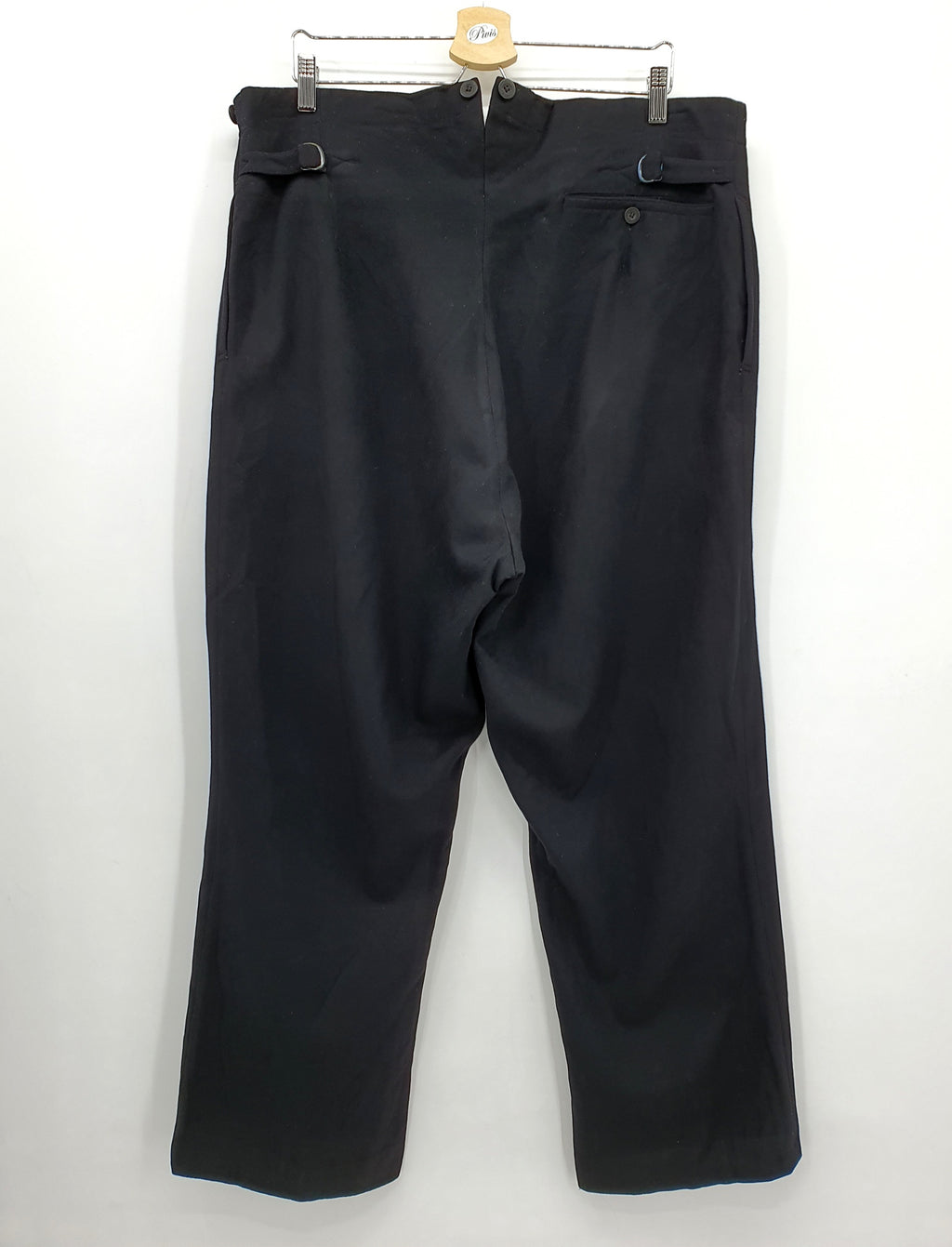 Mustat villakangashousut miehelle, 1930-40-luvulta, kuva takaa