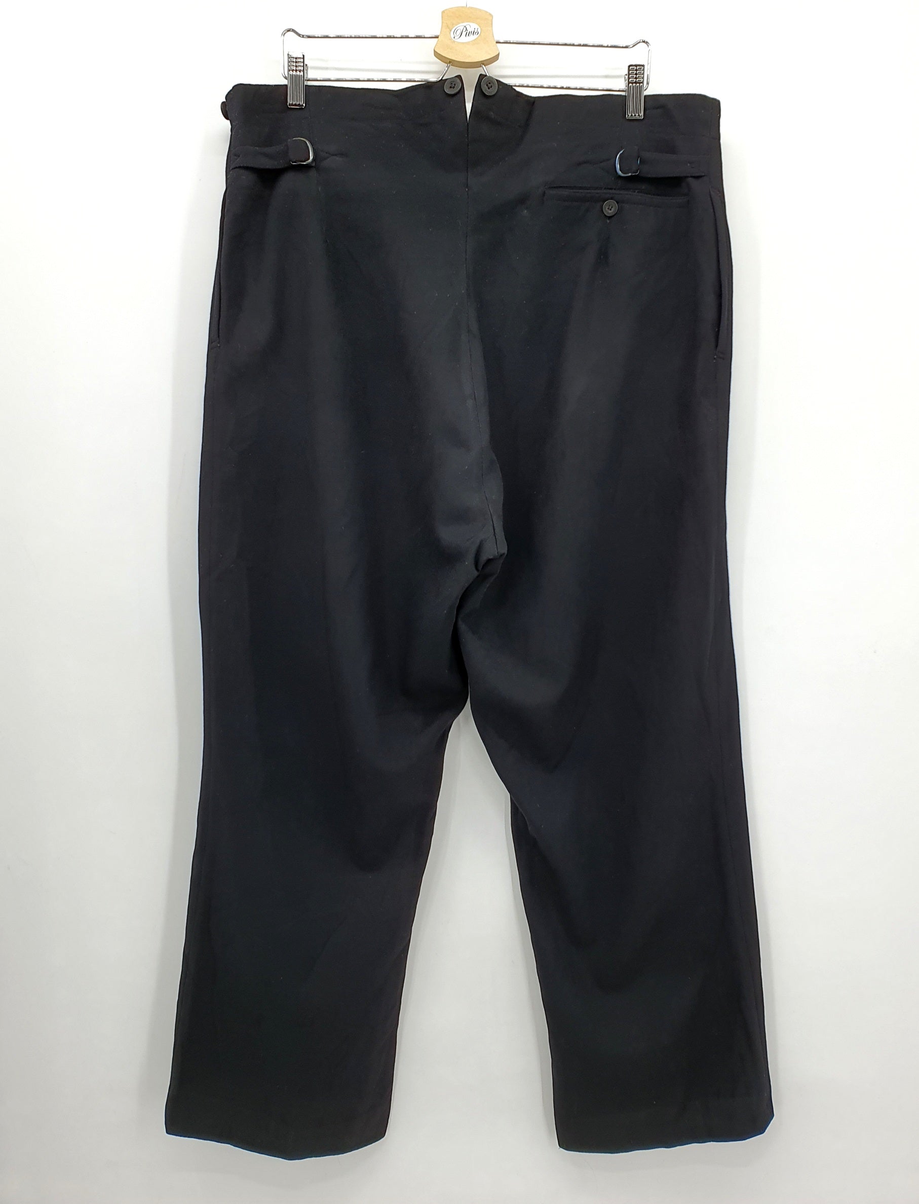 Mustat villakangashousut miehelle, 1930-40-luvulta, kuva takaa