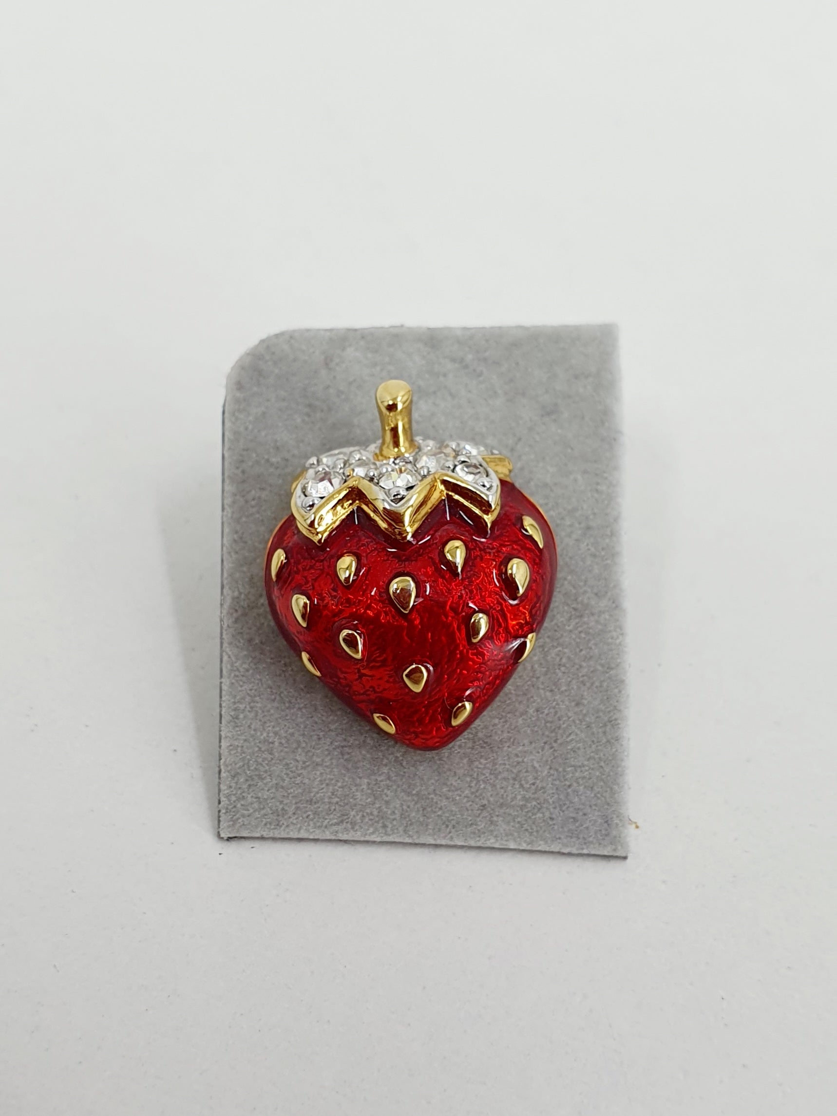 Cabouchon pins, three types, apple/strawberry/wasp
