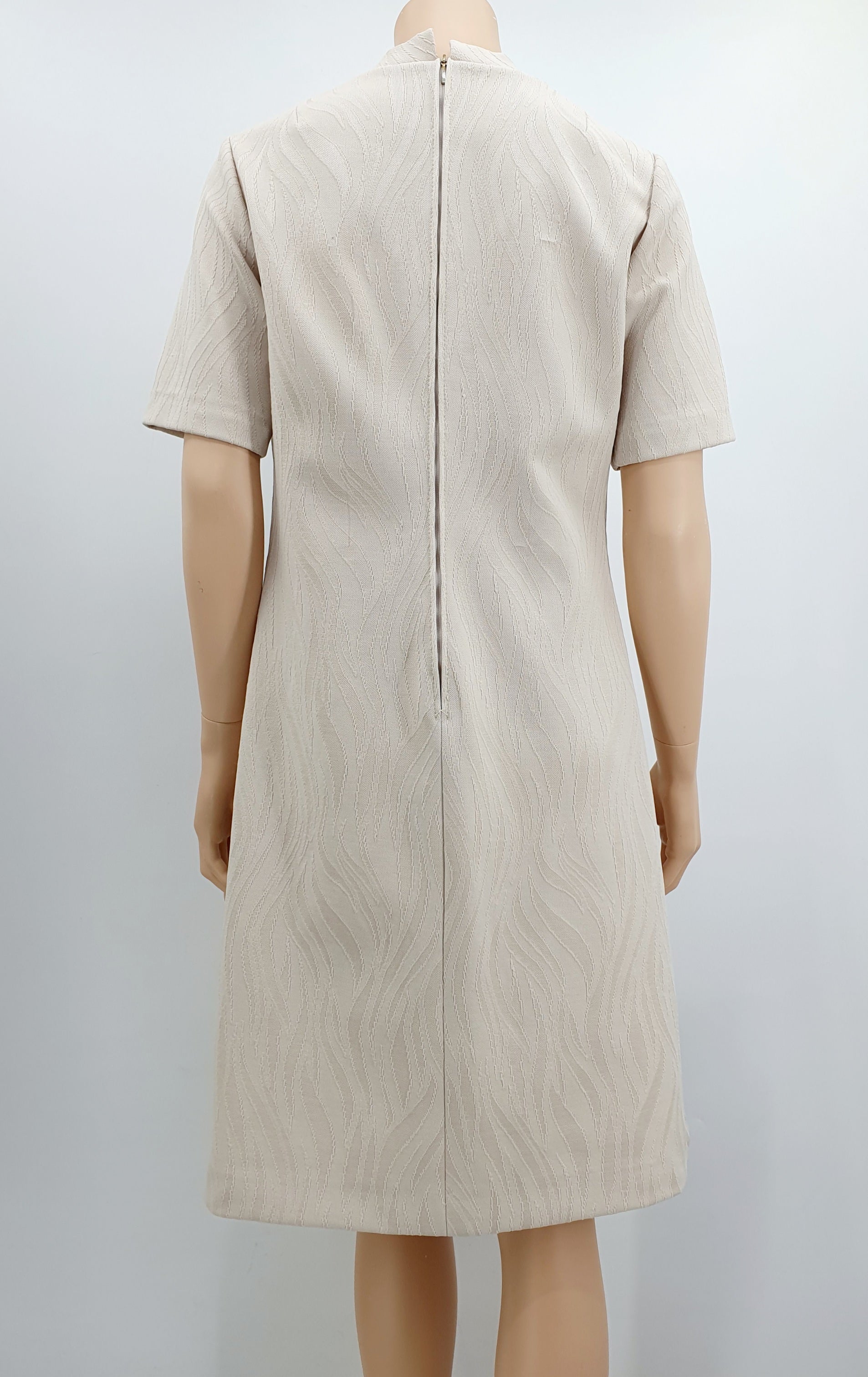 Salonne, hiekanvärinen vintagemekko 70-luvulta, lyhythihainen, kuva selkäpuolelta