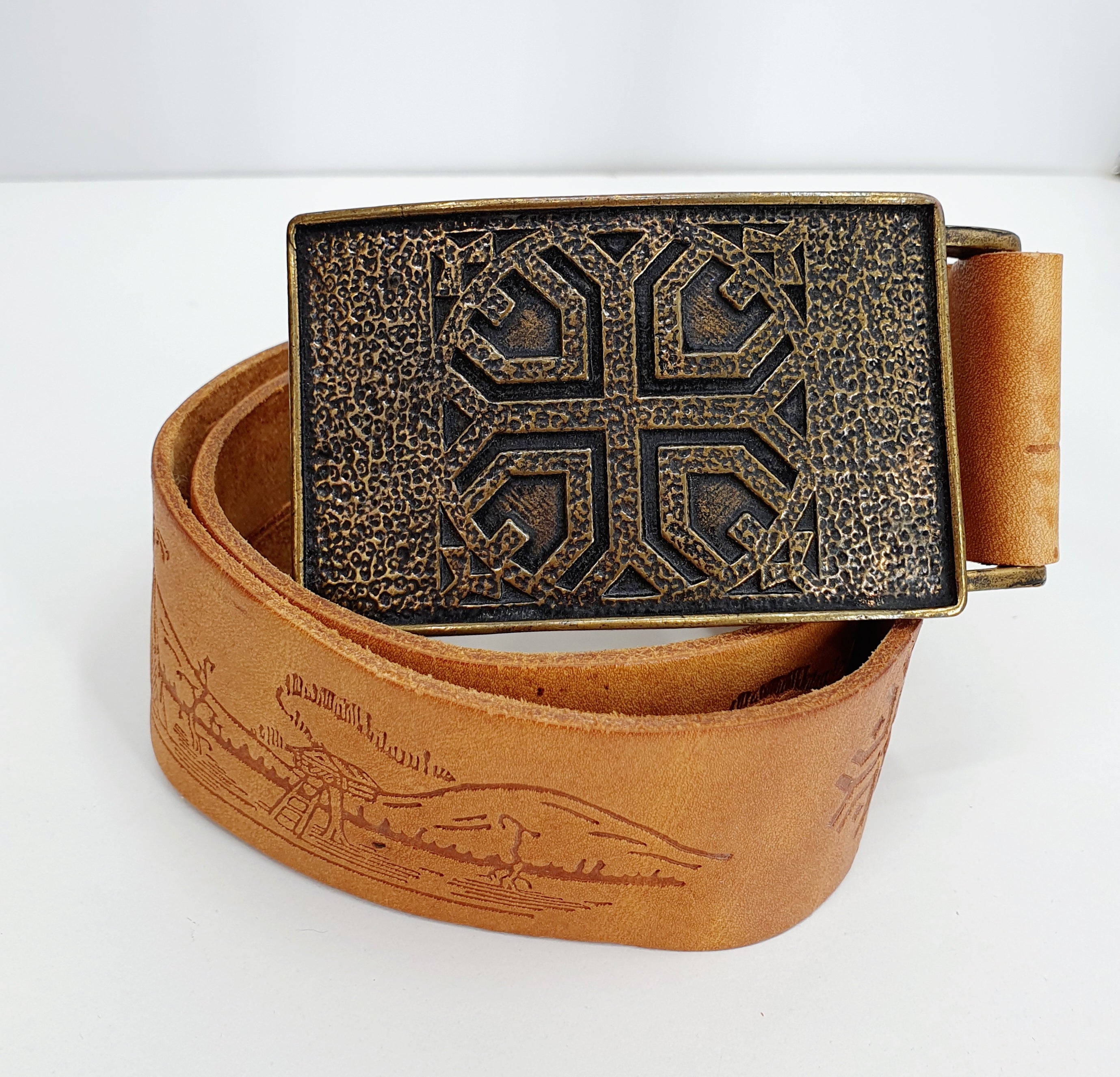 Lappiaiheinen miesten vyö pronssisoljella